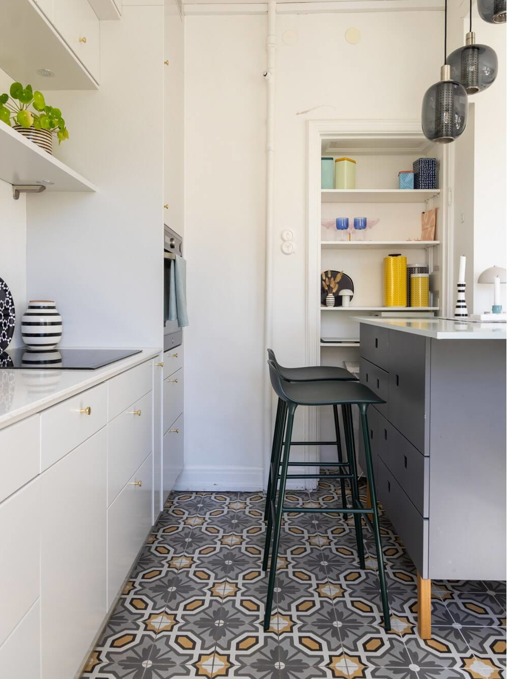 cuisine ouverte carreaux de ciment gris et jaune sur salon décoration scandinave cuisine ouverte carreaux de ciment gris et jaune sur salon décoration scandinave