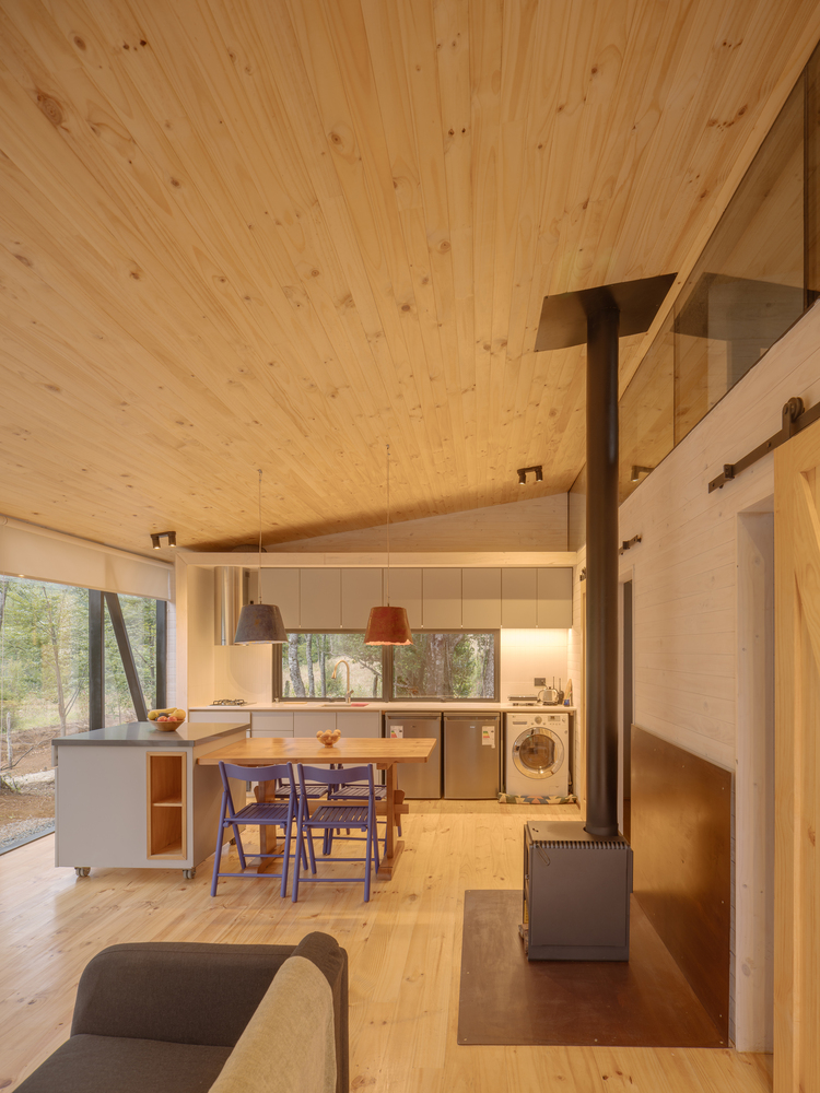 salon salle à manger et cuisine ouverte maison en bois avec poêle salon salle à manger et cuisine ouverte maison en bois avec poêle