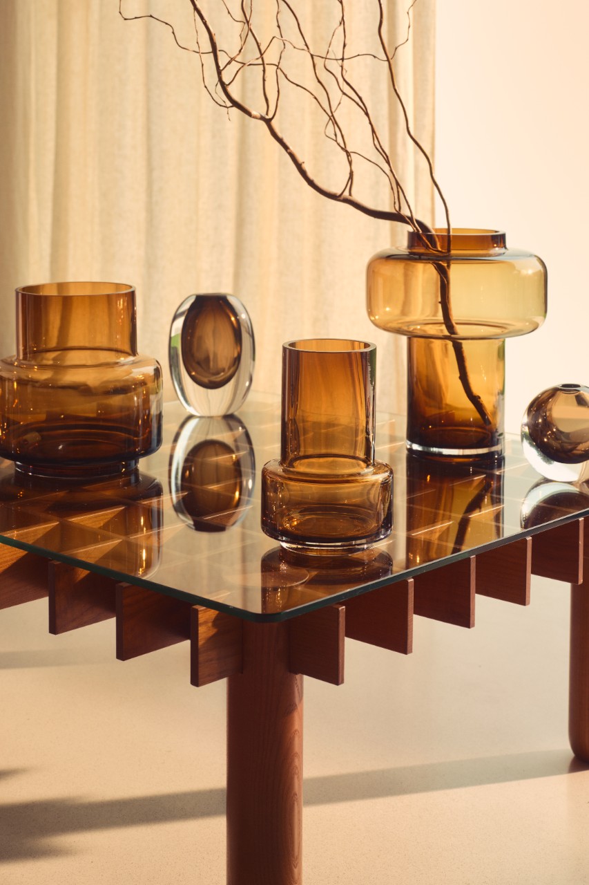 table basse avec vases marron