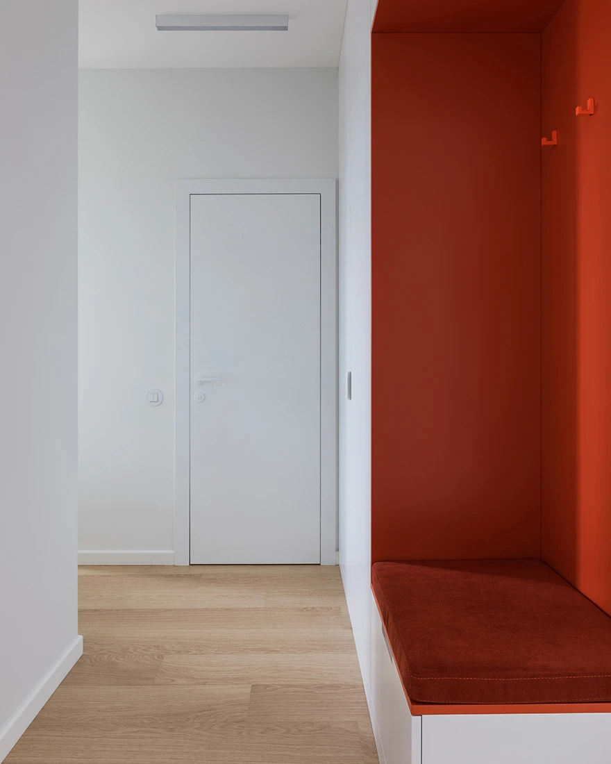 entrée avec meuble sur mesure blanc et rouge entrée avec meuble sur mesure blanc et rouge