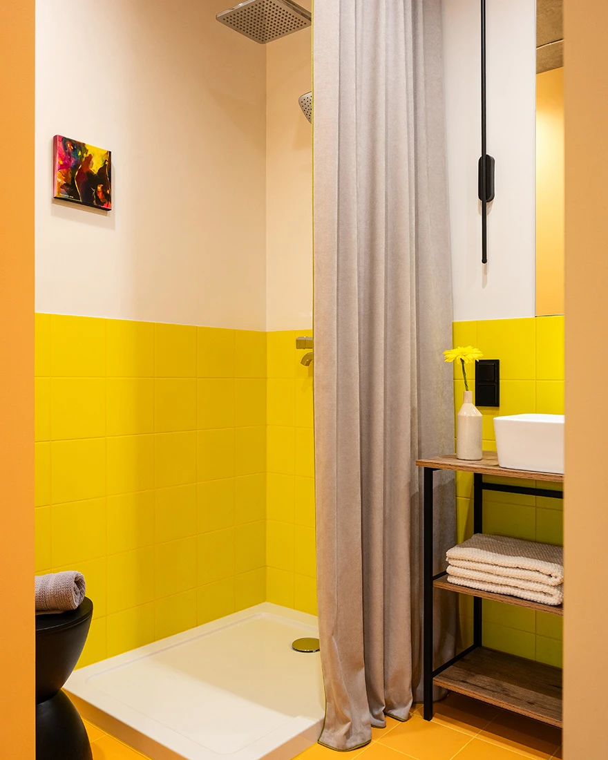 salle de bain jaune petit appartement décoration design et colorée salle de bain jaune petit appartement décoration design et colorée