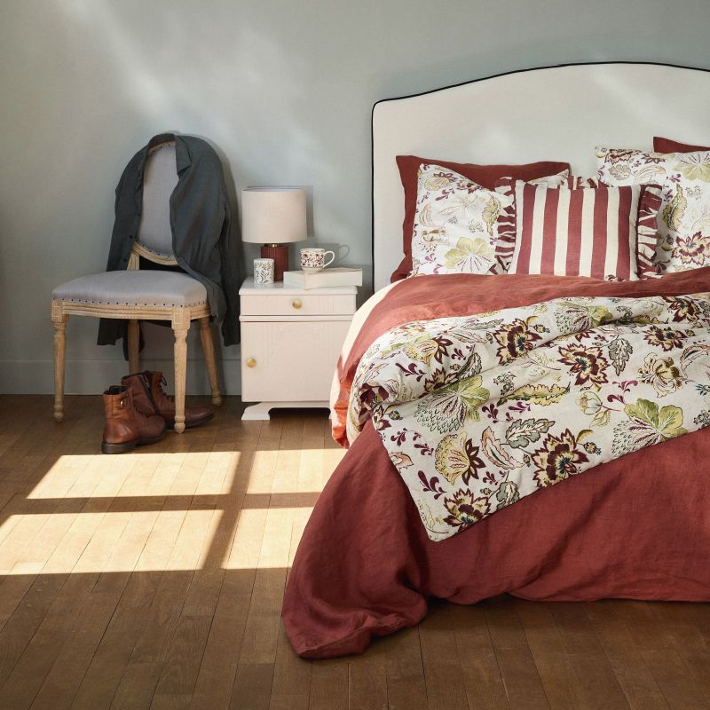chambre lit en lin blanc collection Maisons du Monde La clé des champs automne 2025 chambre lit en lin blanc collection Maisons du Monde La clé des champs automne 2025