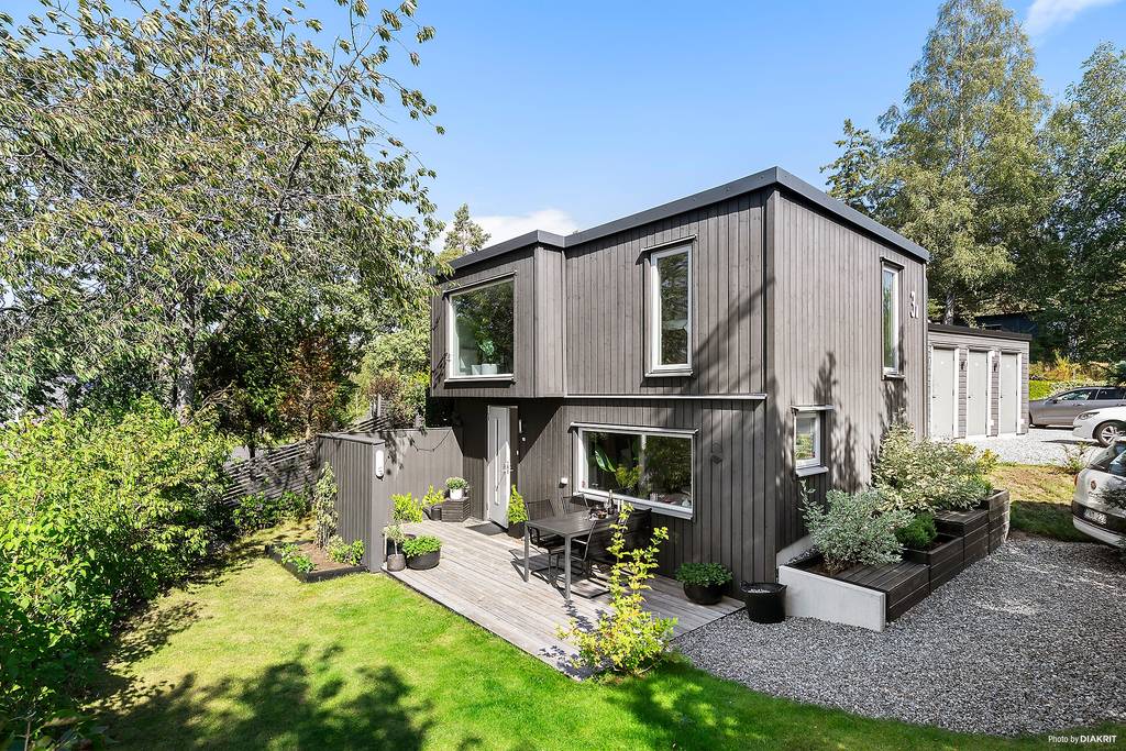 petite maison de 49m2 façade bois noir petite maison de 49m2 façade bois noir