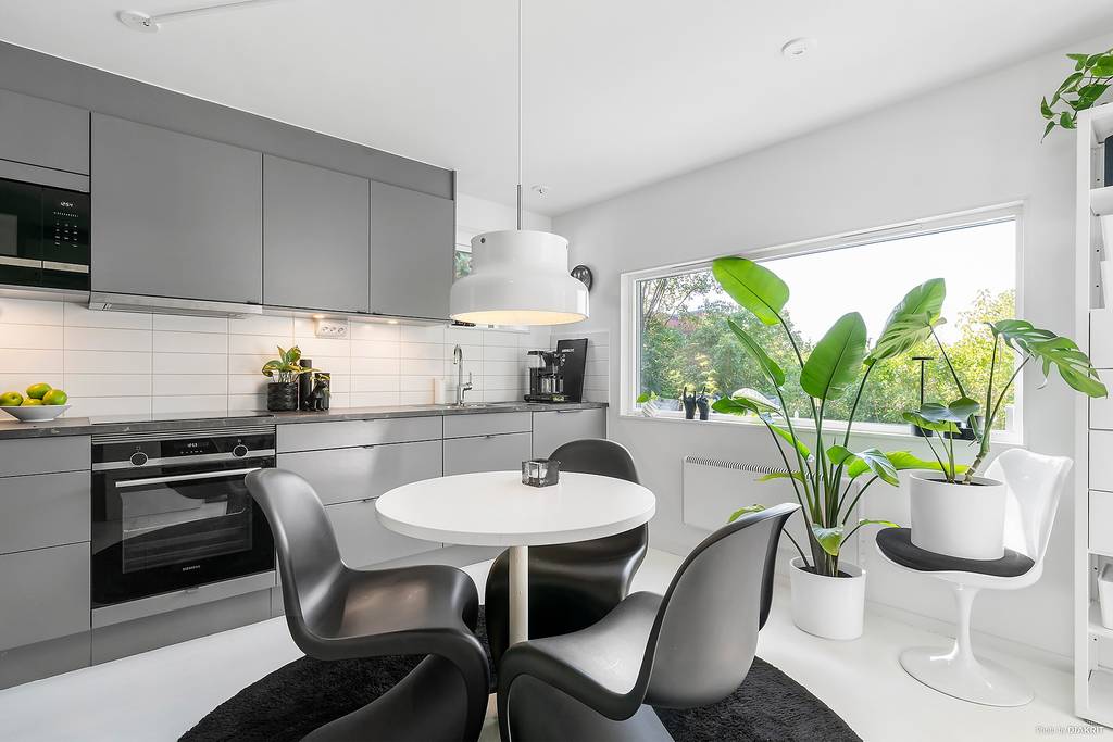 cuisine grise et salle à manger décoration noire et blanche petite maison de 49m2 cuisine grise et salle à manger décoration noire et blanche petite maison de 49m2