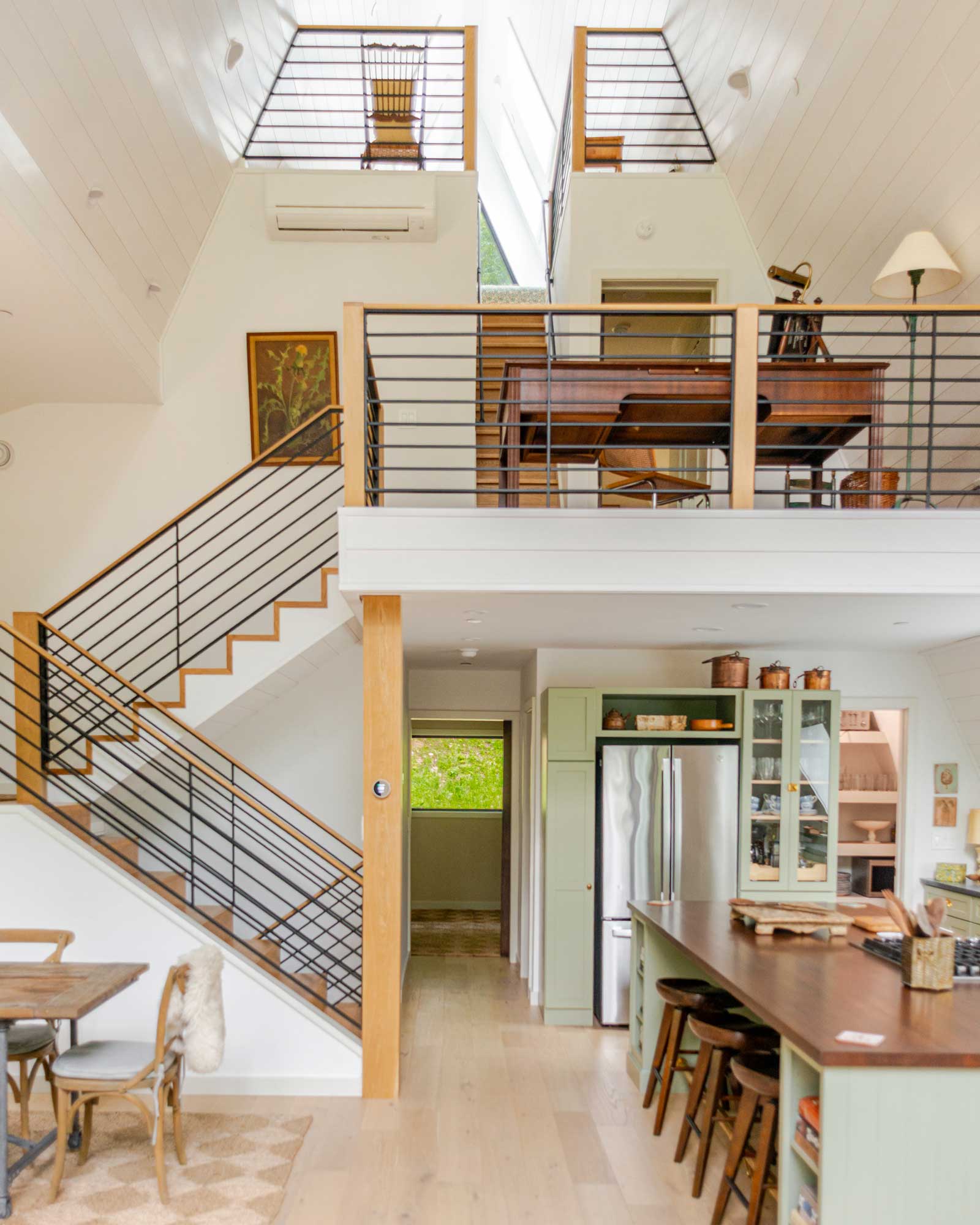 escalier trois niveaux maison A-Frame Moonlight Mountain House