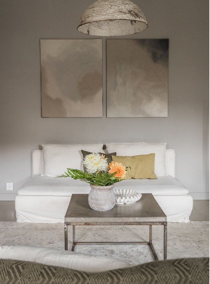 salon avec cuisine ouverte décoration grise et industrielle