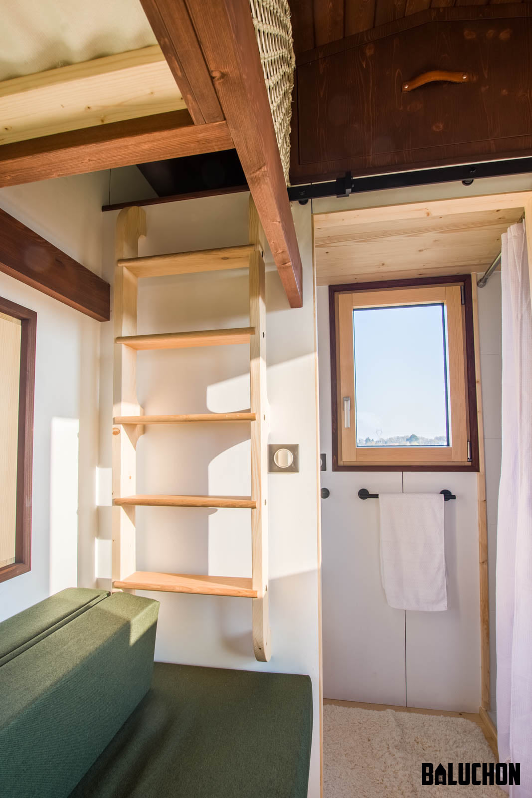 intérieur mini maison mobile France avec mezzanine