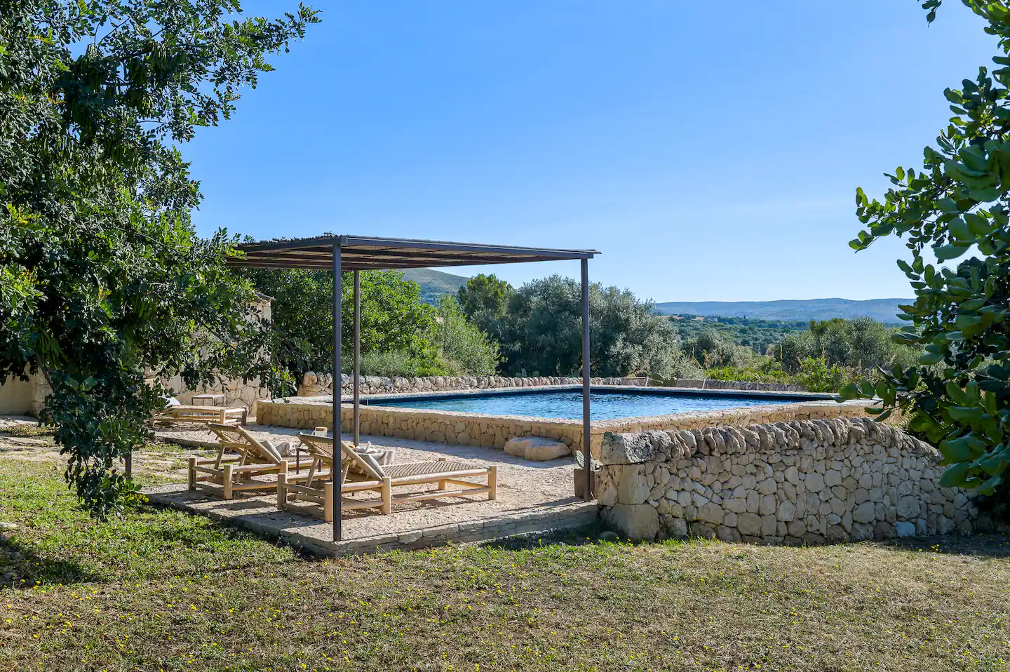 piscine et terrasse avec pergola maison en pierres Le Casuzze Sicile piscine et terrasse avec pergola maison en pierres Le Casuzze Sicile
