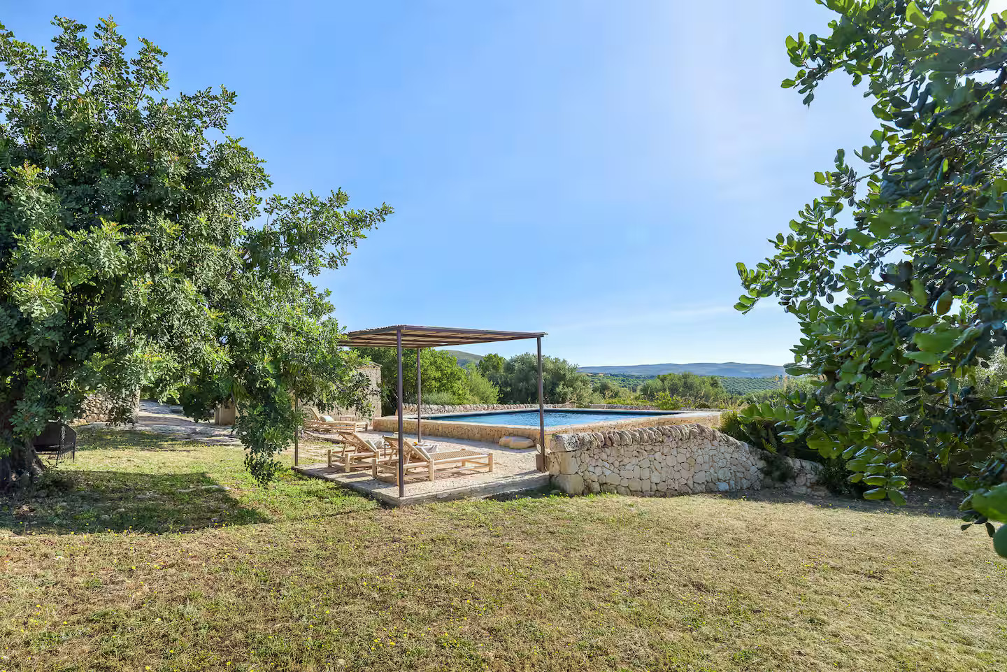 piscine et terrasse avec pergola maison en pierres Le Casuzze Sicile piscine et terrasse avec pergola maison en pierres Le Casuzze Sicile