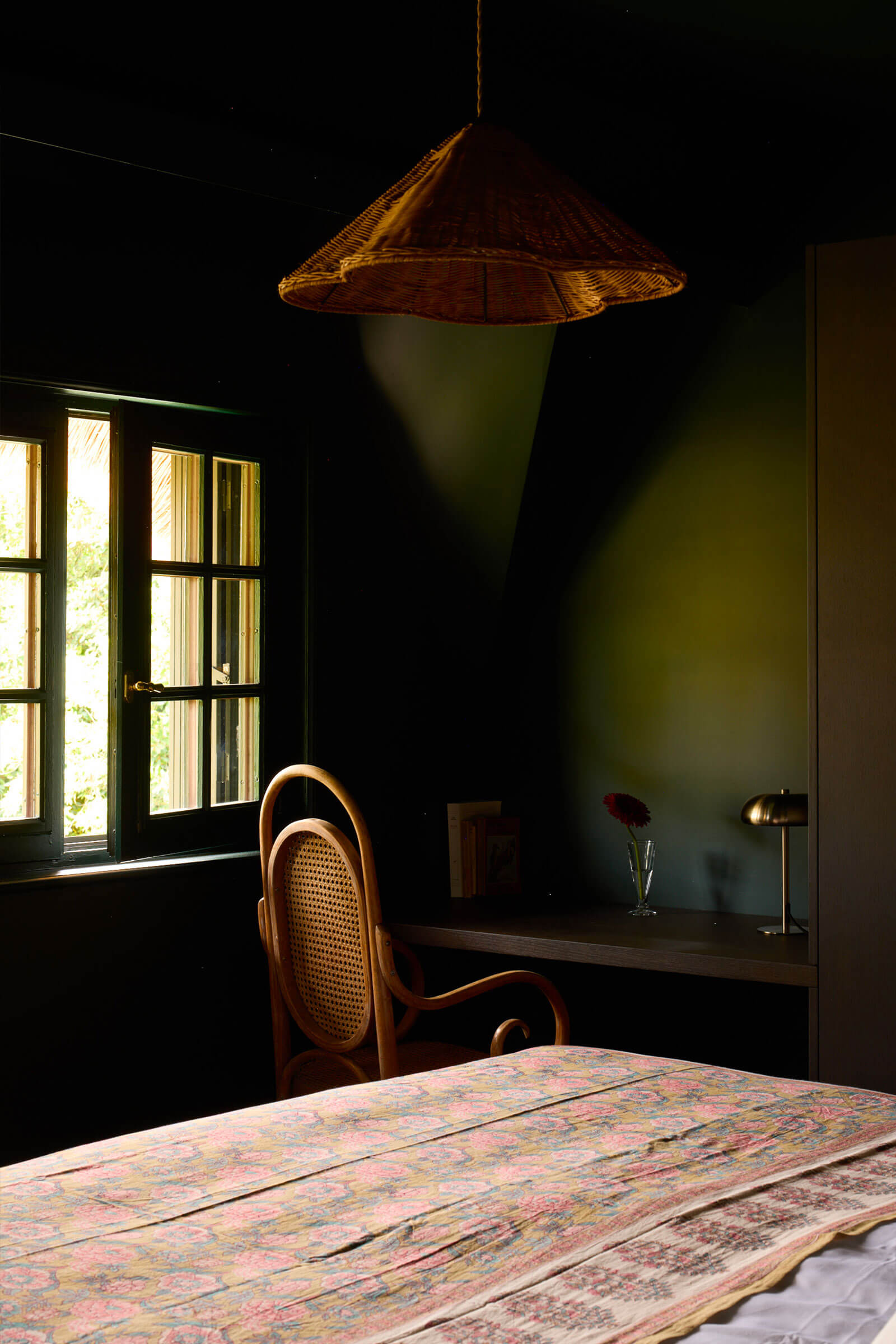 chambre murs verts décoration rustique chaumière normande Velvet House