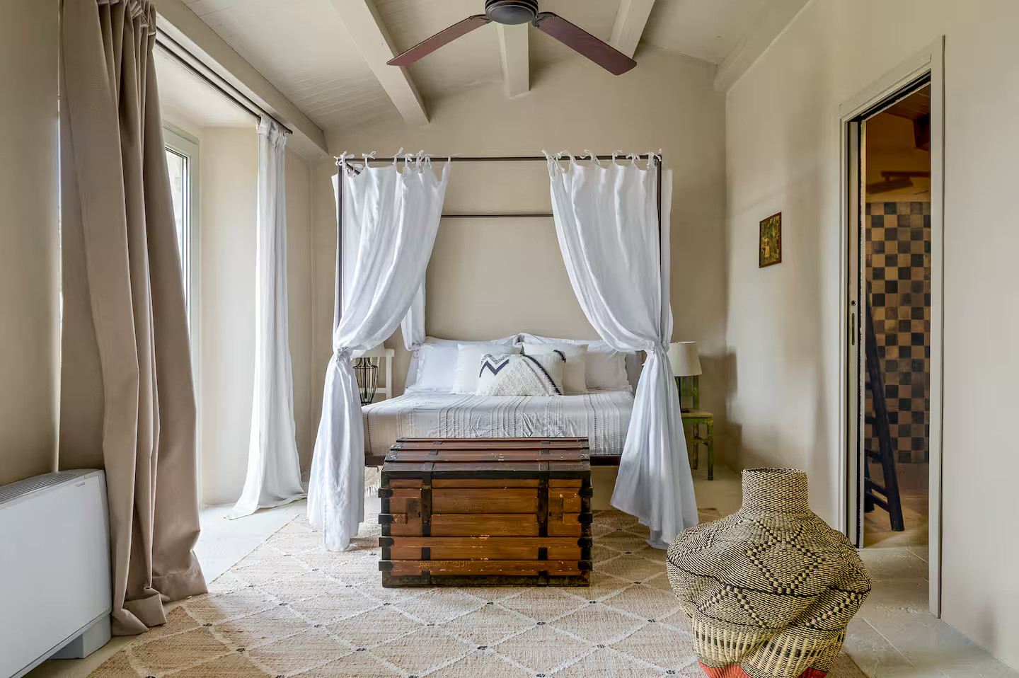 chambre avec lit à baldaquin Le Casuzze Sicile chambre avec lit à baldaquin Le Casuzze Sicile