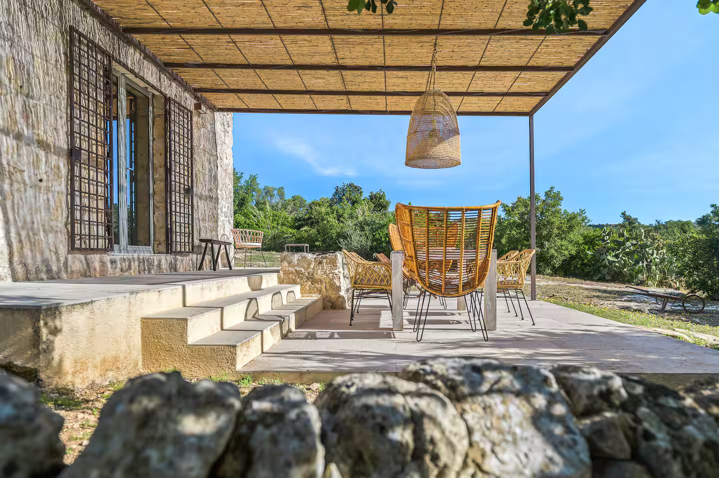 terrasse avec pergola maison en pierres Le Casuzze Sicile terrasse avec pergola maison en pierres Le Casuzze Sicile