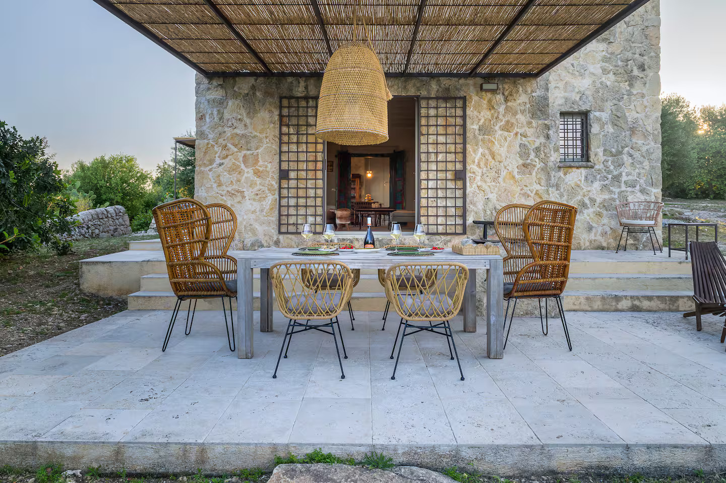 terrasse avec pergola maison en pierres Le Casuzze Sicile terrasse avec pergola maison en pierres Le Casuzze Sicile
