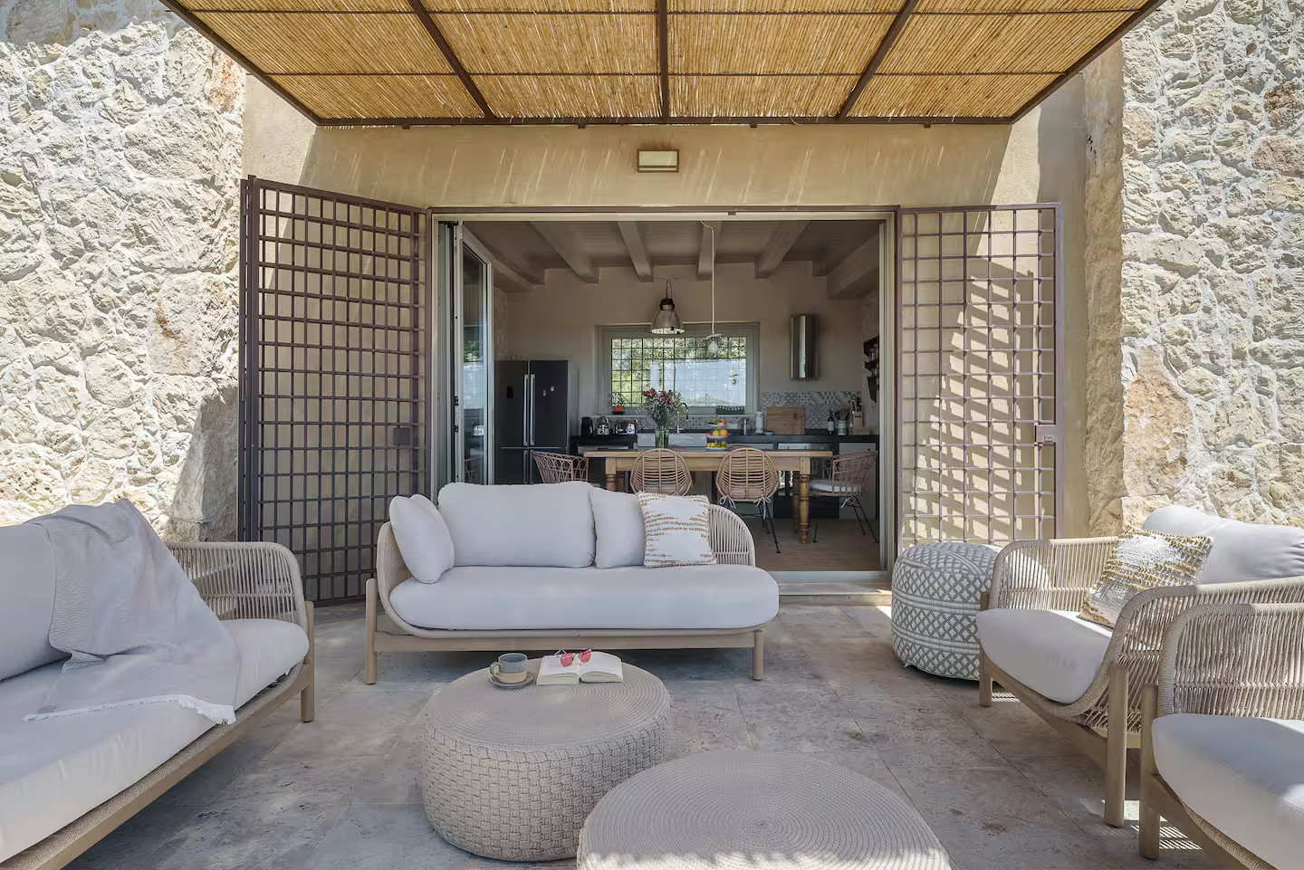 terrasse avec pergola maison en pierres Le Casuzze Sicile terrasse avec pergola maison en pierres Le Casuzze Sicile