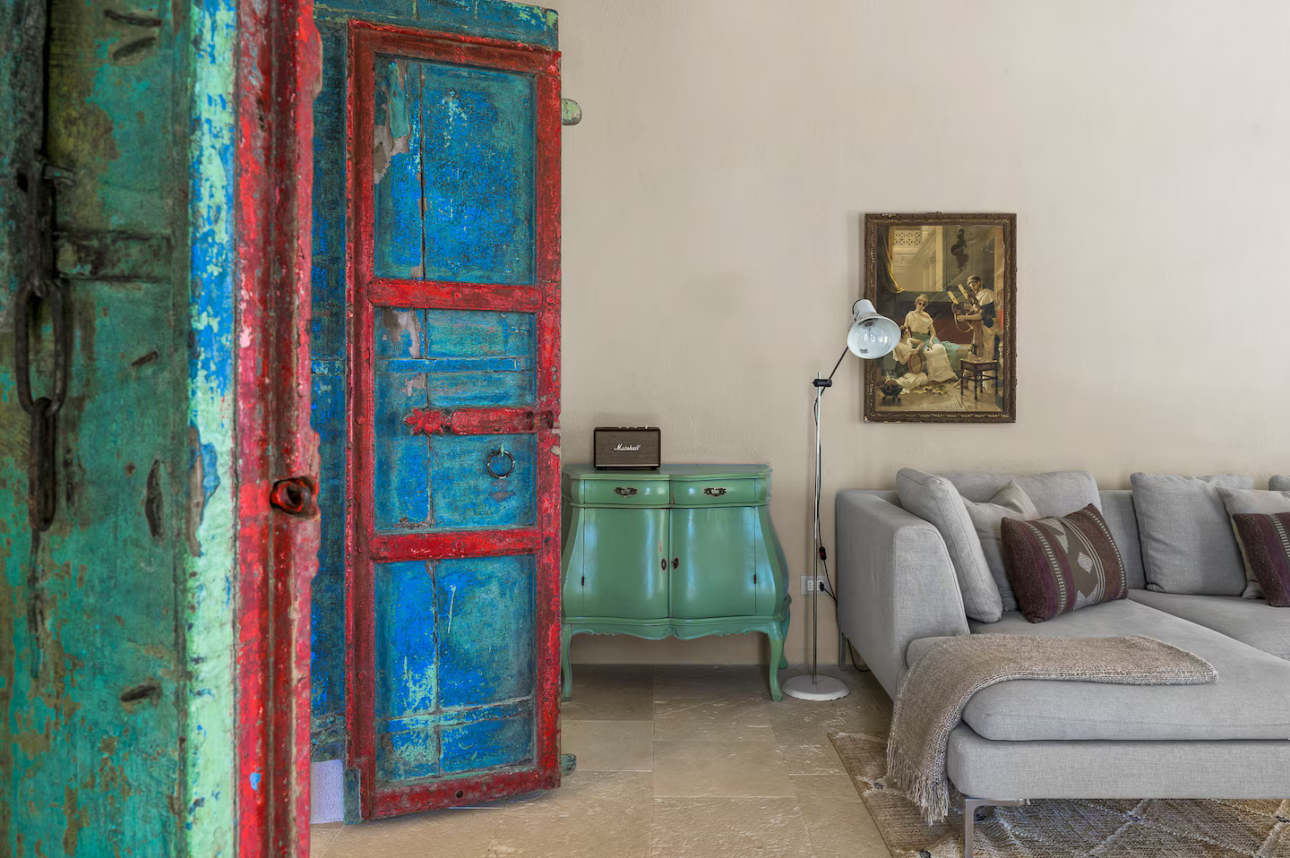 salon avec portes polychrome Le Casuzze Sicile salon avec portes polychrome Le Casuzze Sicile