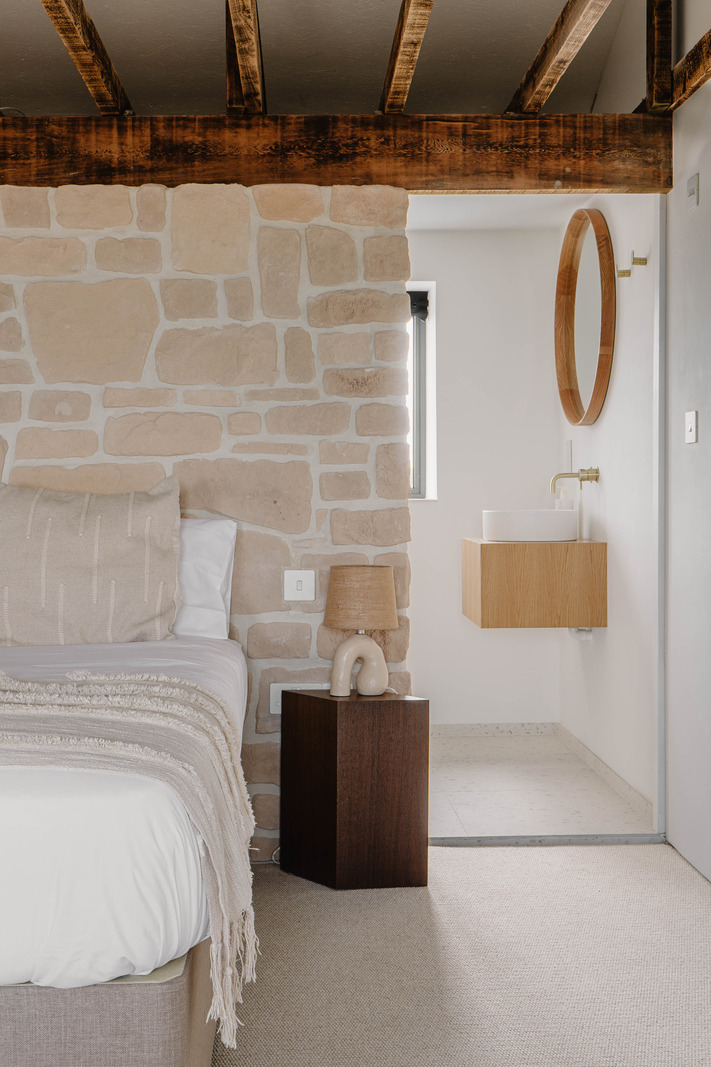 chambre avec poutres et mur de pierres décoration naturelle chambre avec poutres et mur de pierres décoration naturelle