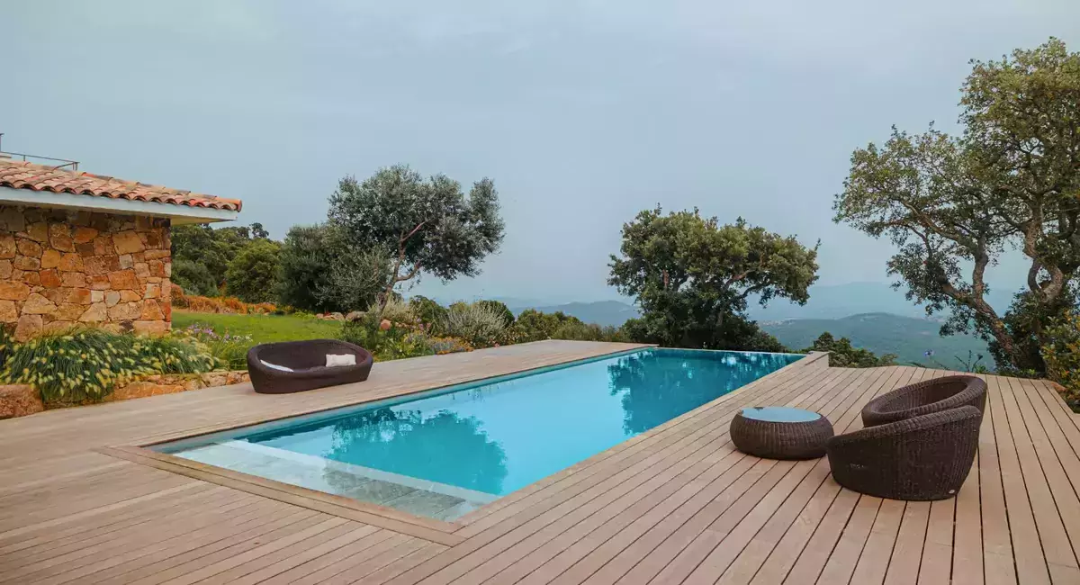 terrasse avec piscine à débordement