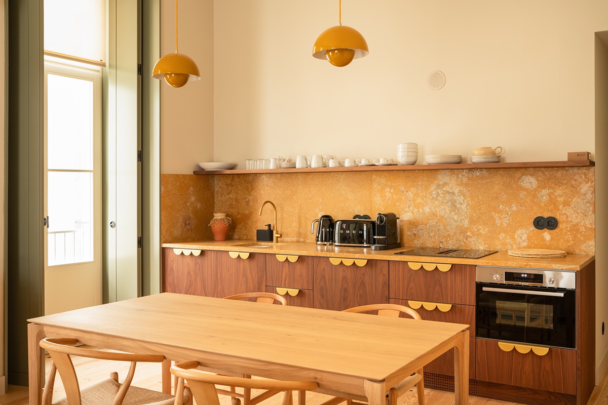 cuisine ouverte noyer et salle à manger chaises wishbone
