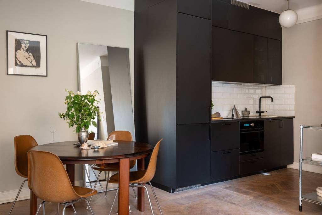 salle à manger et cuisine noire design deux-pièces 39m2 décoration scandinave vintage
