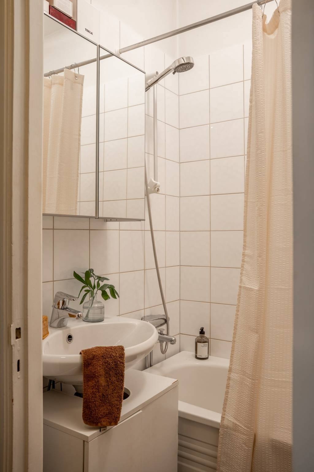 salle de bain beige et blanche