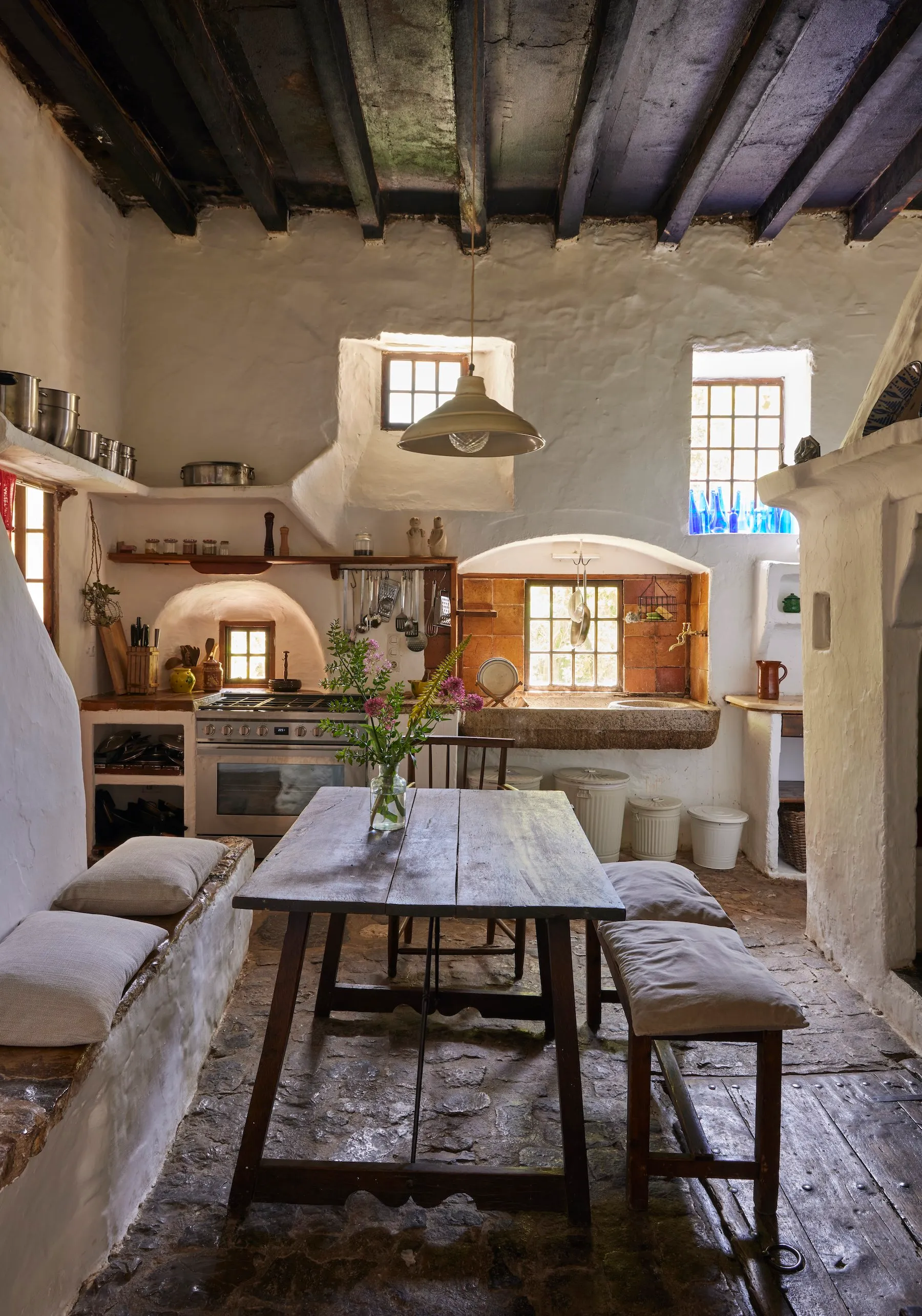 salle à manger et cuisine rustiques maison Majorque
