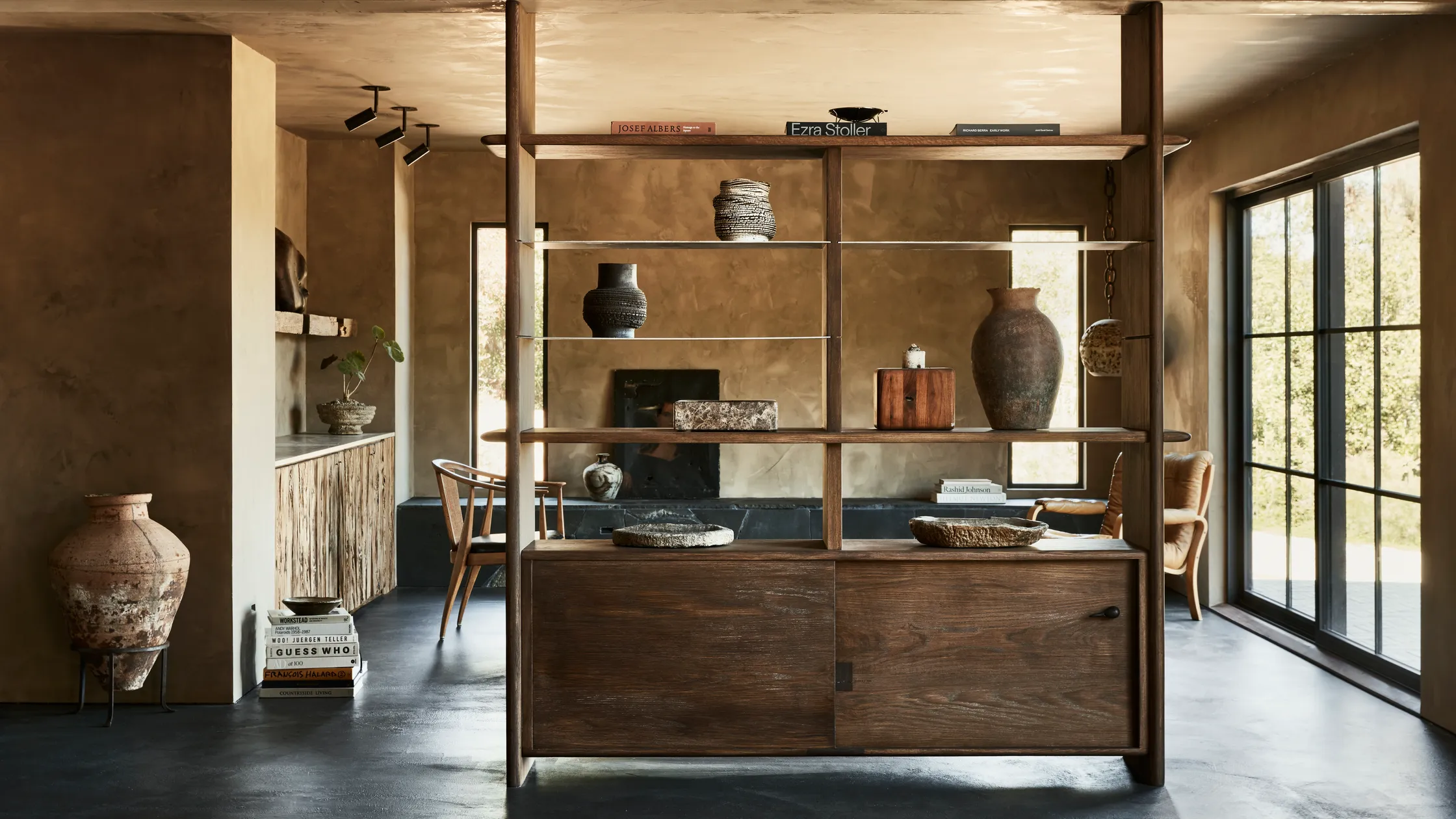 salon décoration contemporaine et rustique chic