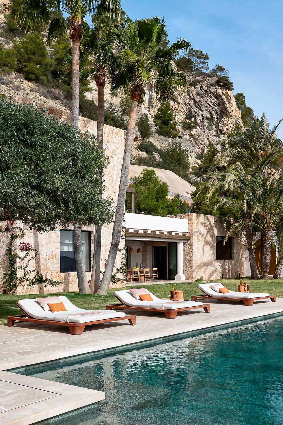 maison moderne avec piscine décoration contemporaine Ibiza
