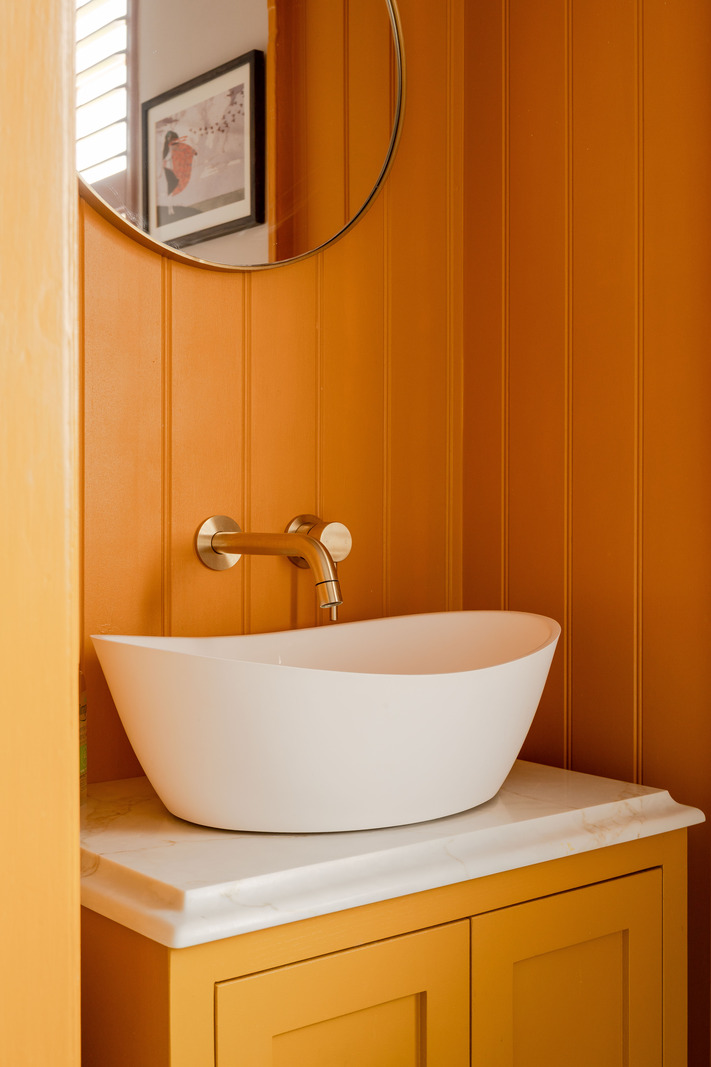 salle de bain lambris orange