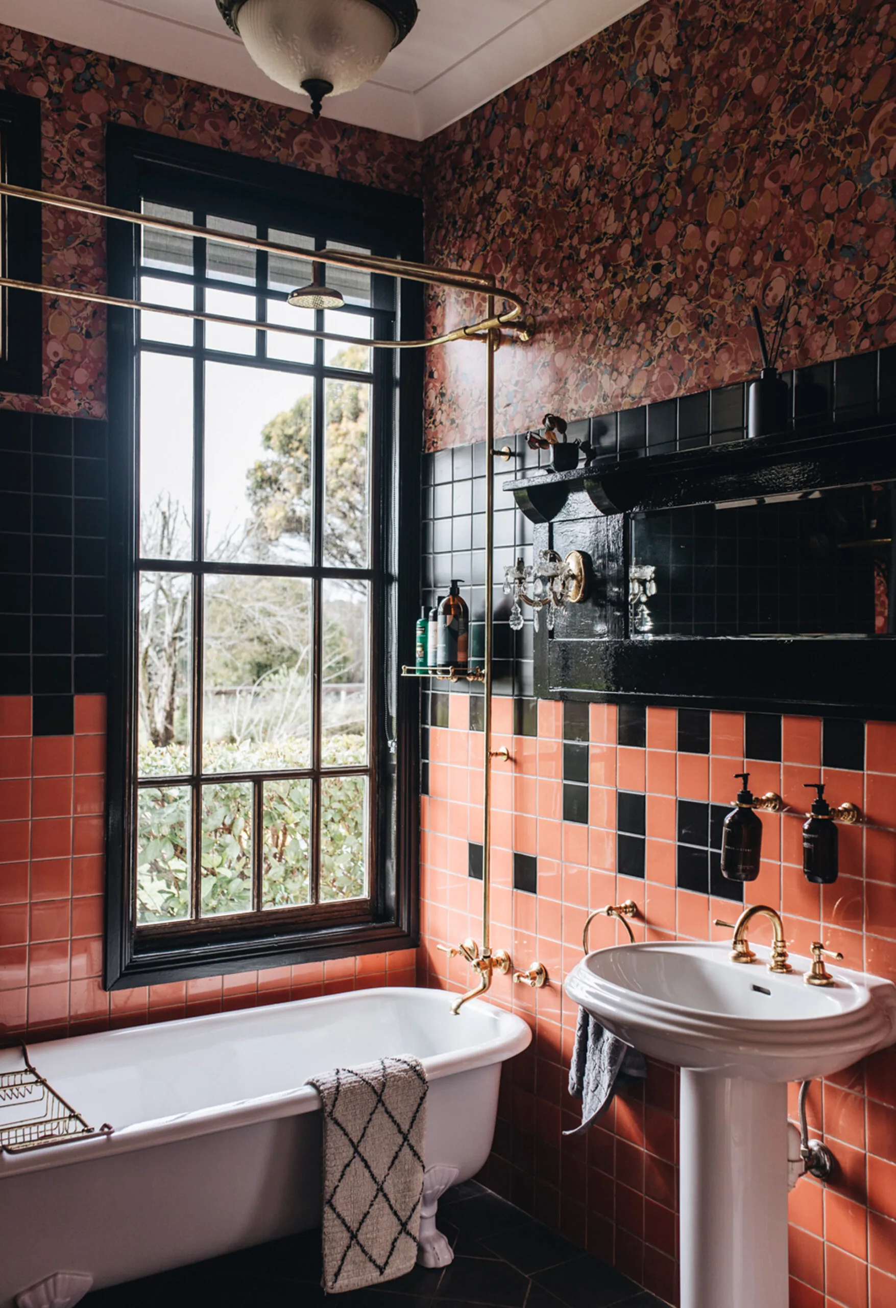 salle de bain noire et terracotta salle de bain noire et terracotta