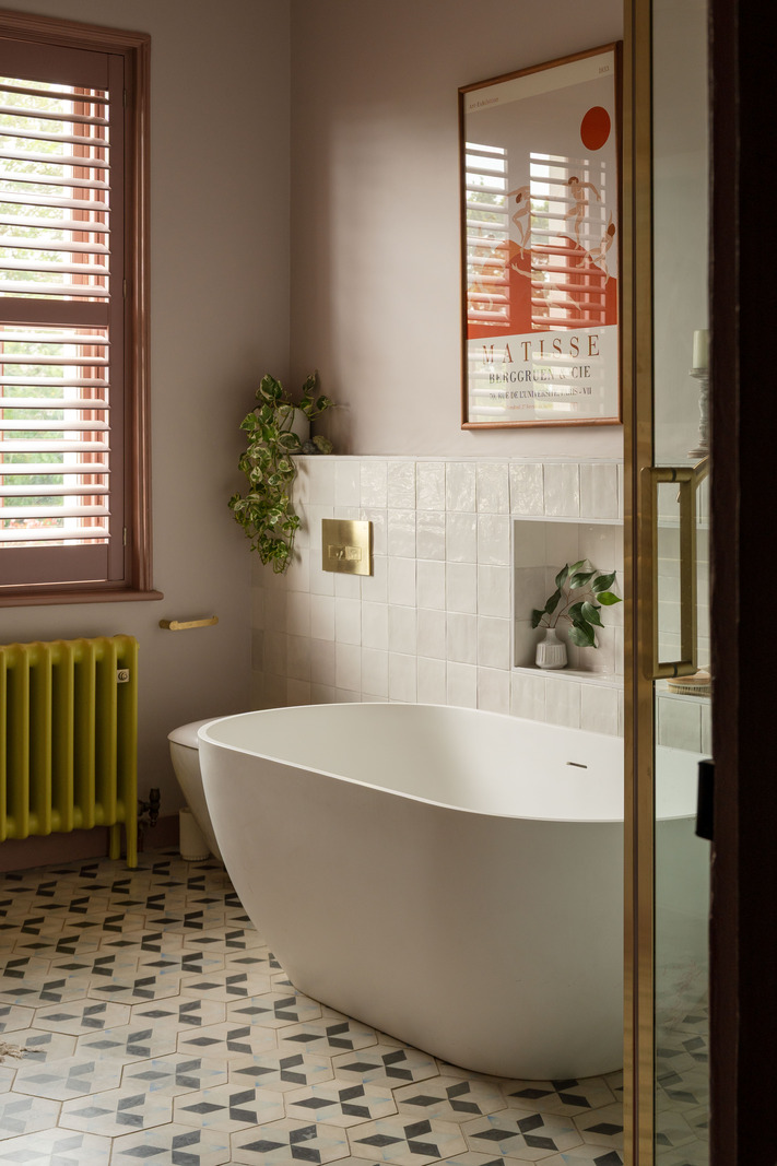 salle de bain avec sol carreaux de ciment ancien et baignoire îlot