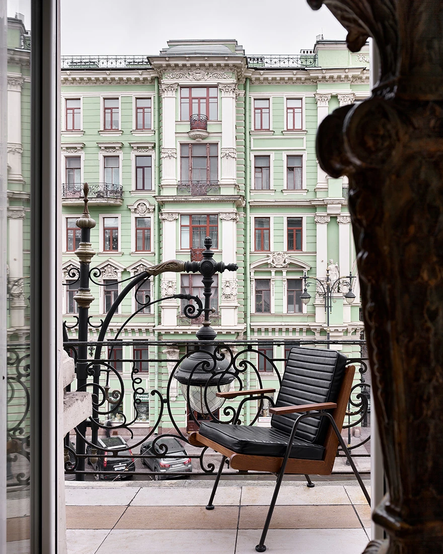 balcon vue immeuble ancien façade verte balcon vue immeuble ancien façade verte