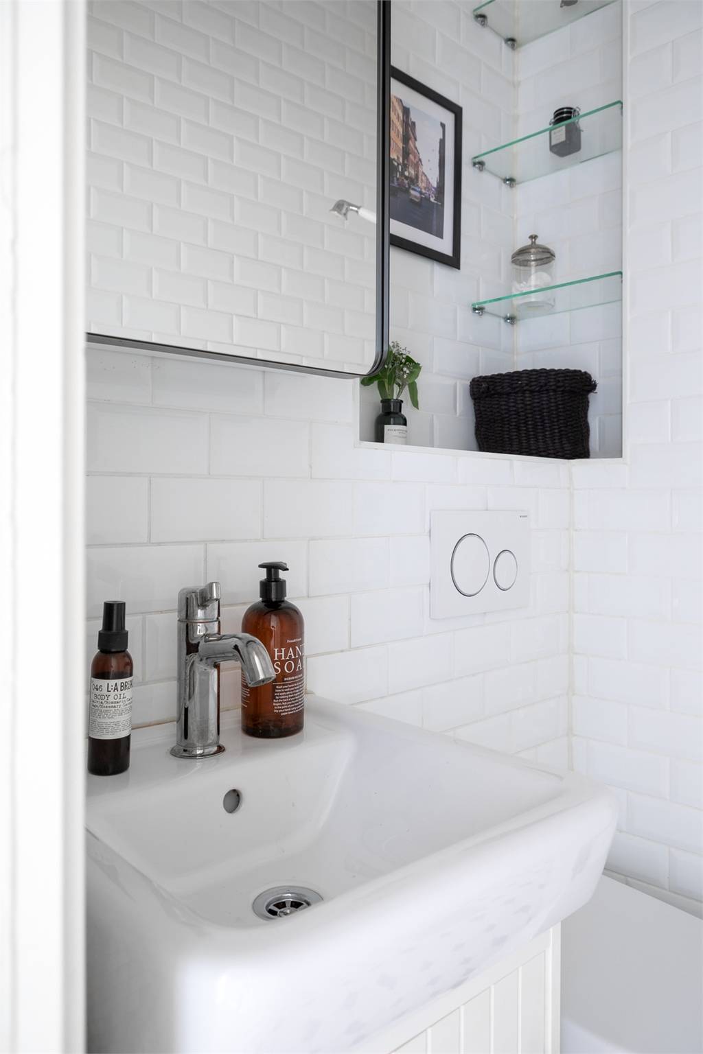 petite salle d petite salle d'eau avec douche italienne et sol cabochons noirs et blancs