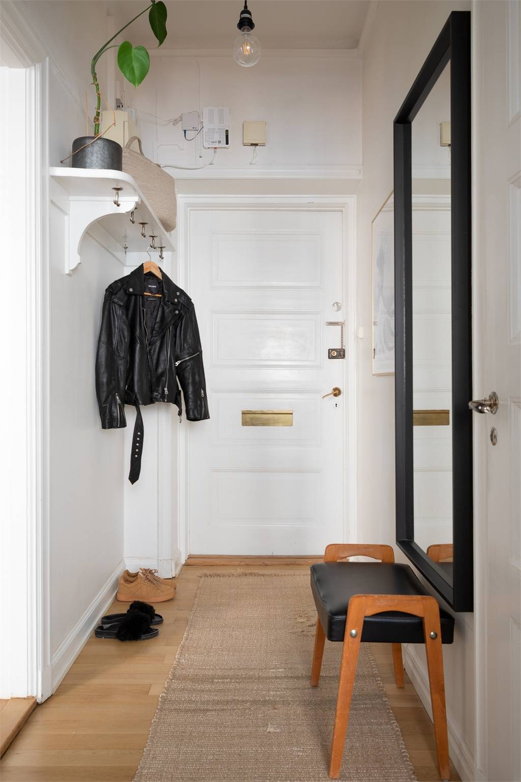 entrée avec porte-manteaux et banc entrée avec porte-manteaux et banc