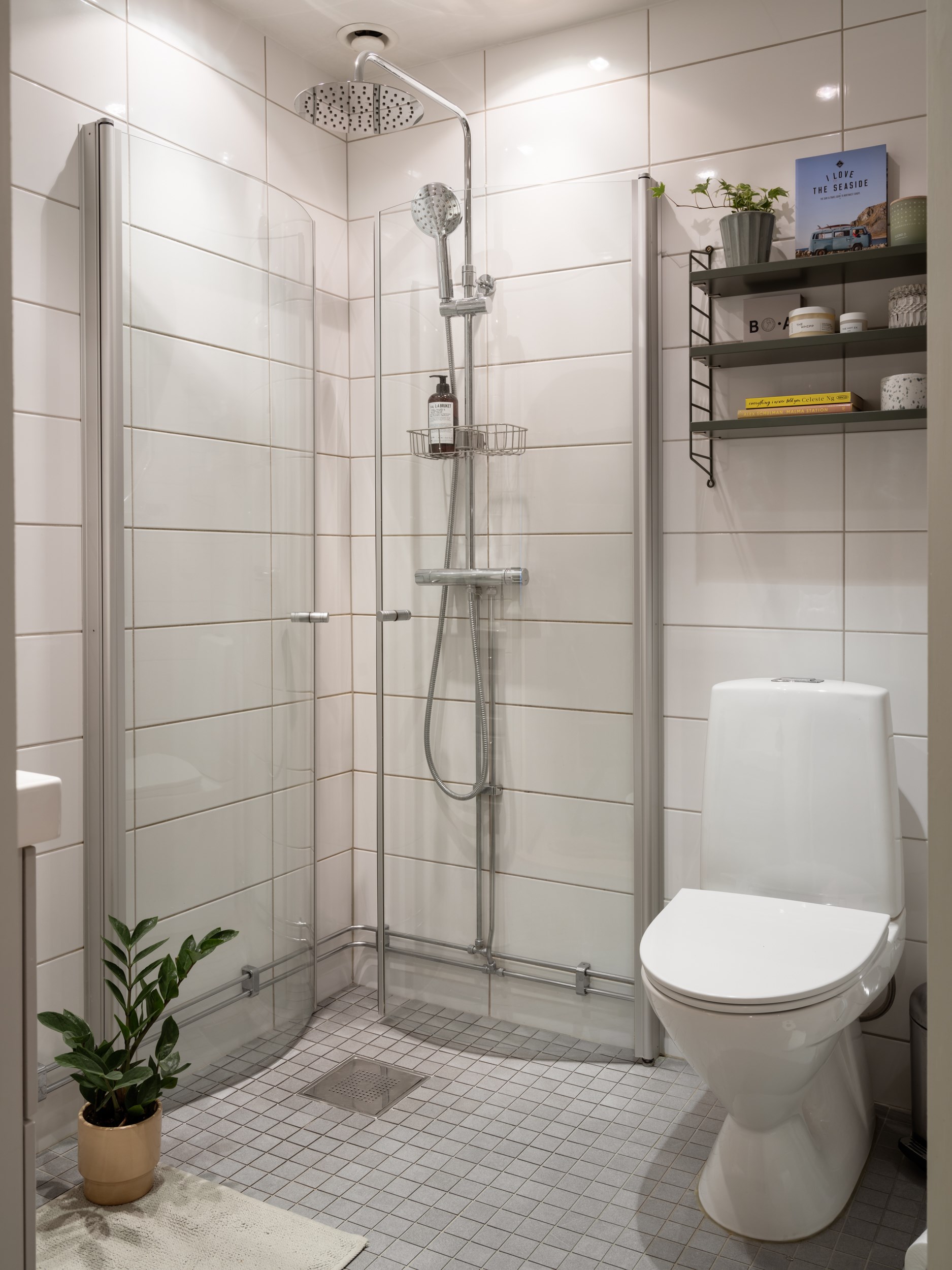 salle de bain moderne blanche et grise