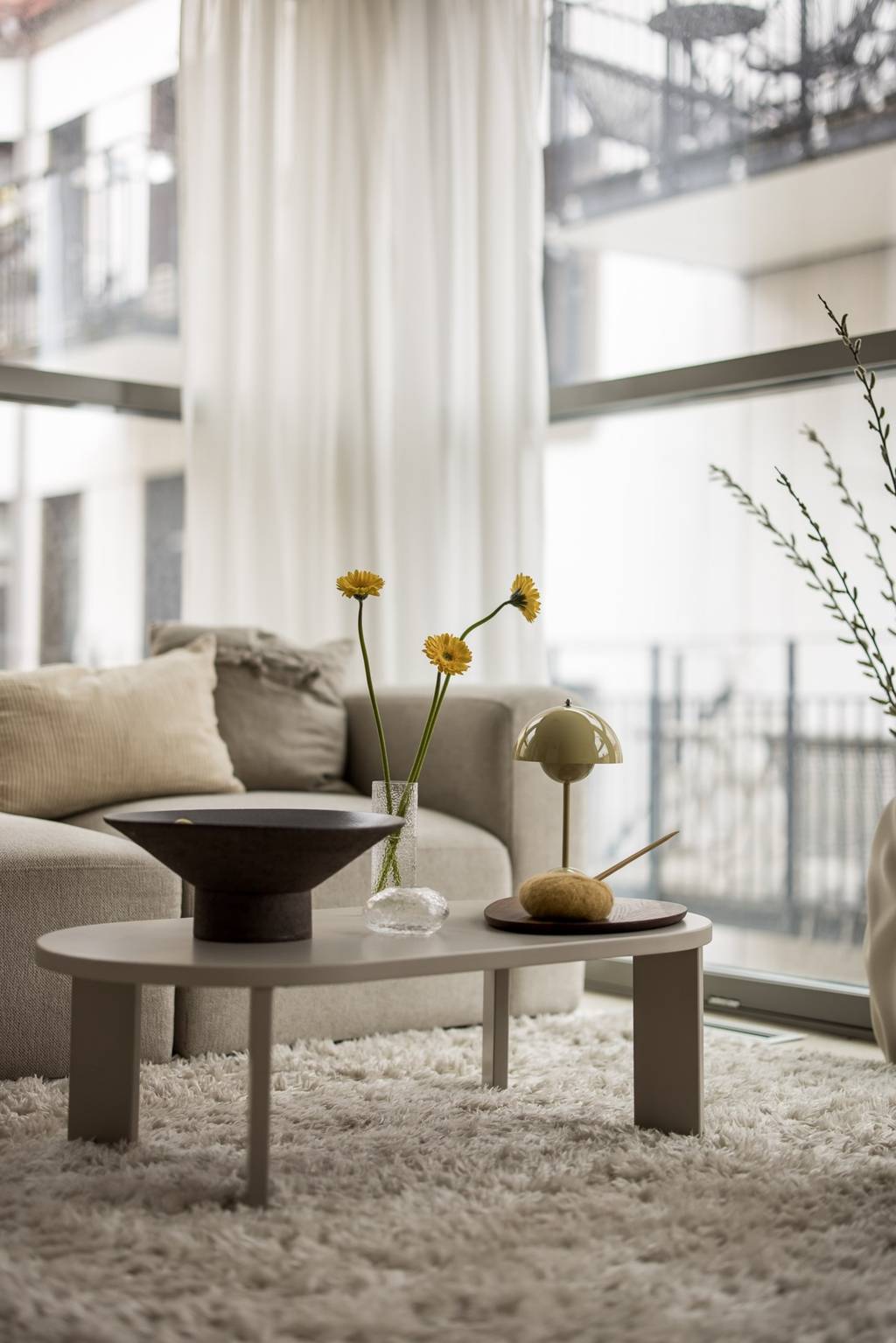 salon avec baies vitrées deux-pièces 34m2 décoration beige