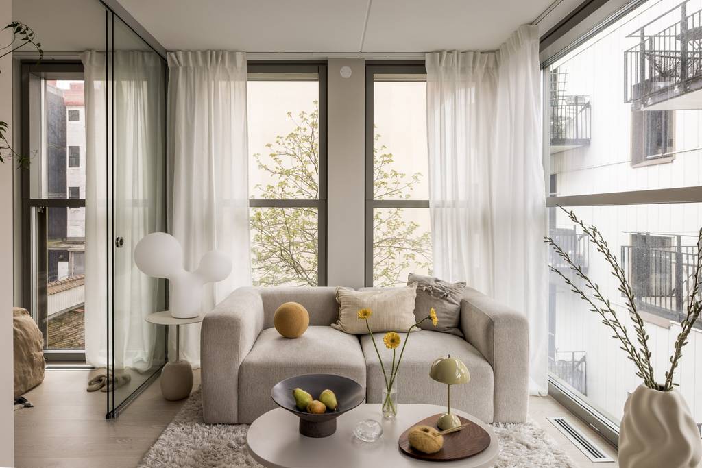 salon avec baies vitrées deux-pièces 34m2 décoration beige
