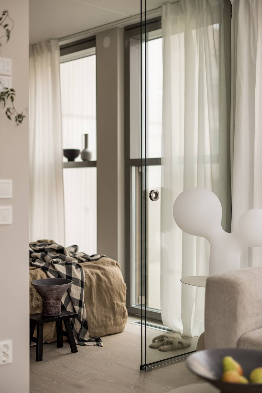 chambre et salon avec baies vitrées deux-pièces 34m2 décoration beige