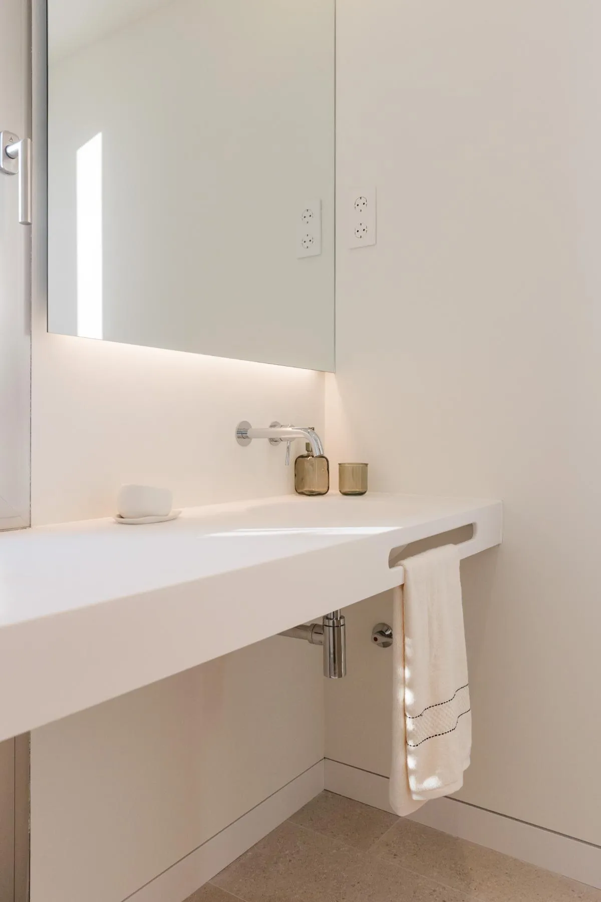 salle de bain design blanche
