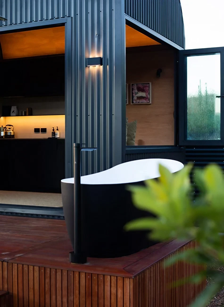 petite maison 20m2 avec terrasse bois Base Cabin et baignoire extérieure petite maison 20m2 avec terrasse bois Base Cabin et baignoire extérieure