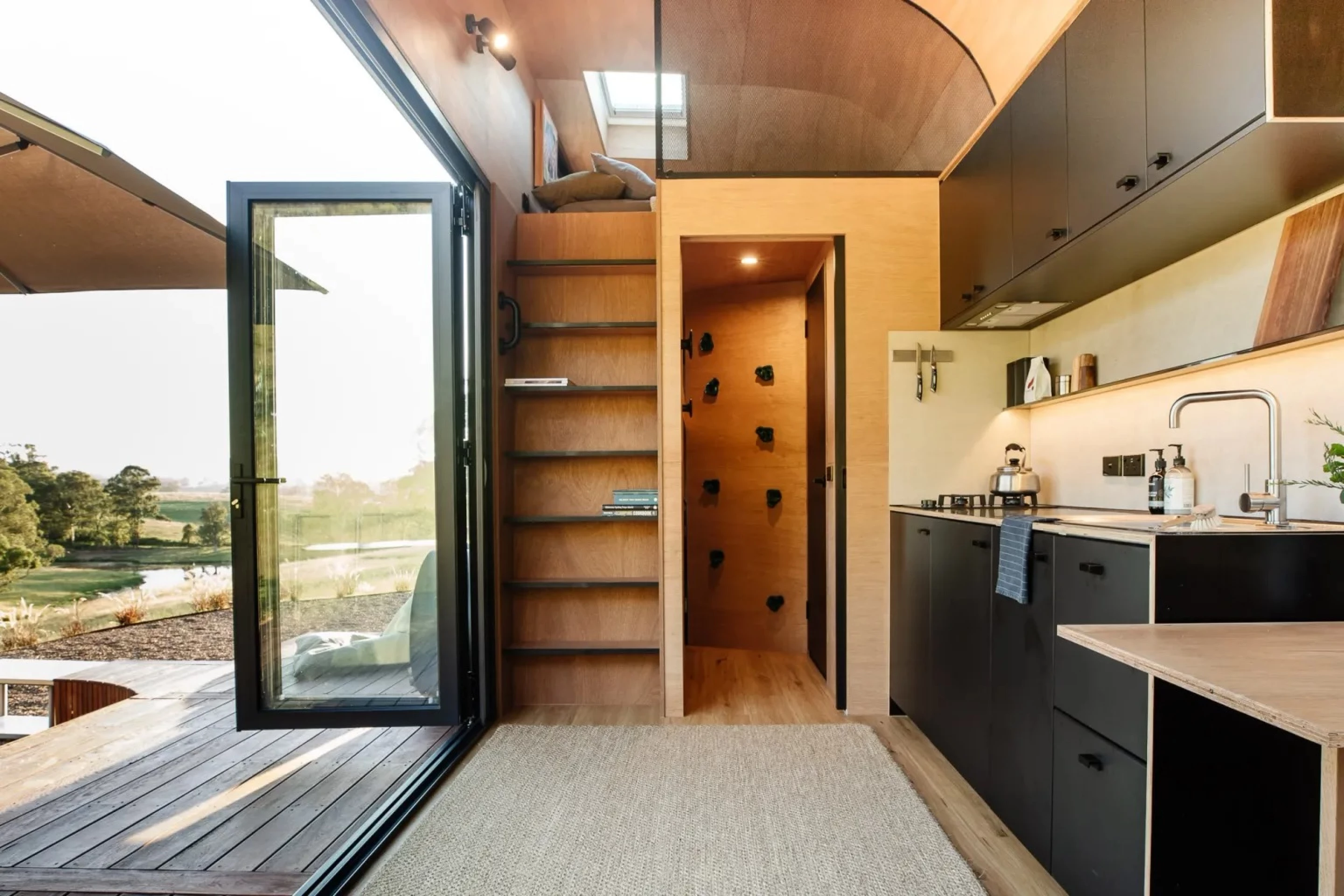 intérieur petite maison 20m2 avec terrasse bois Base Cabin intérieur petite maison 20m2 avec terrasse bois Base Cabin