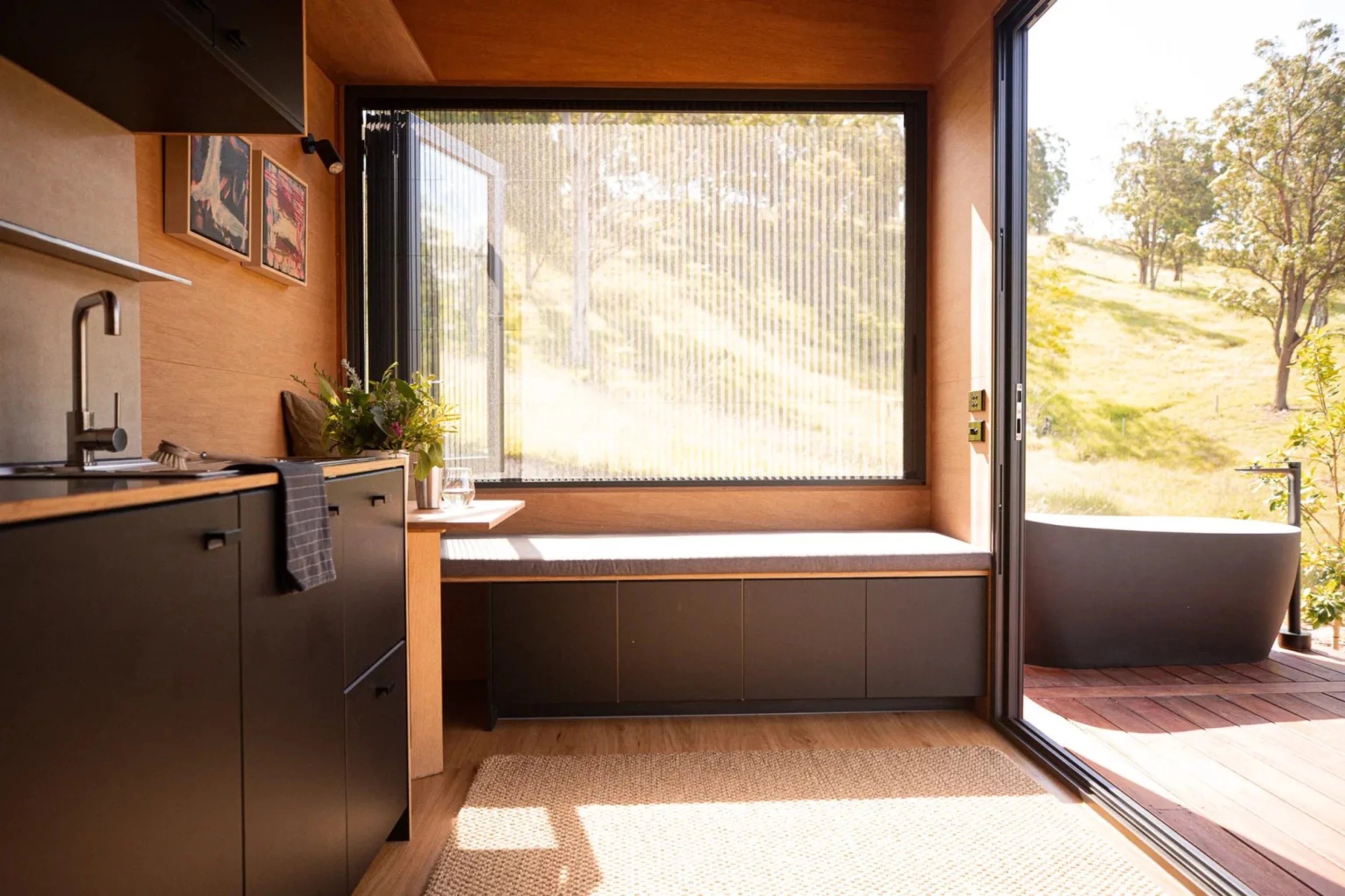 intérieur petite maison 20m2 avec terrasse bois Base Cabin intérieur petite maison 20m2 avec terrasse bois Base Cabin