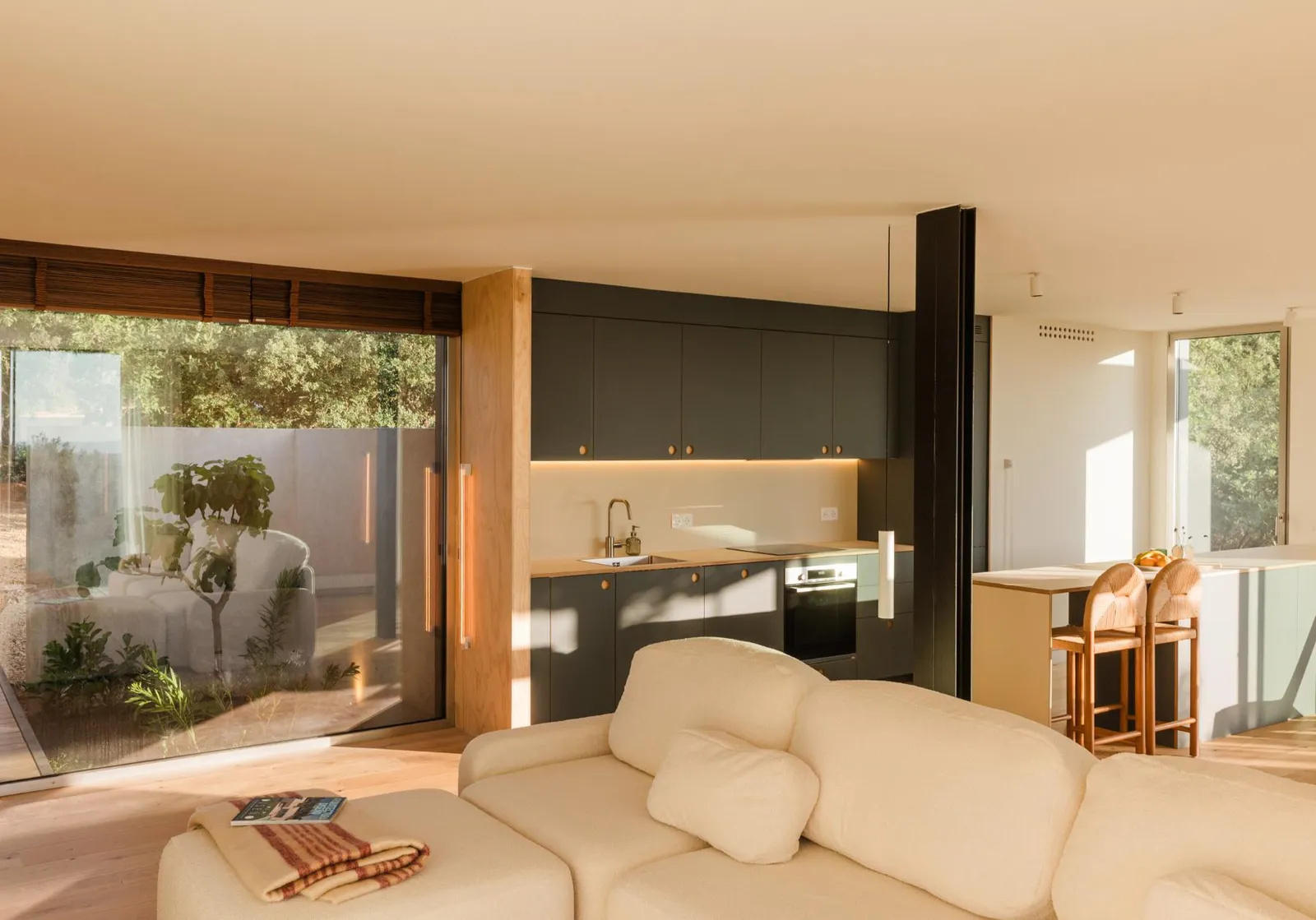 cuisine ouverte et salon avec baies vitrées décoration contemporaine et naturelle Tini Living