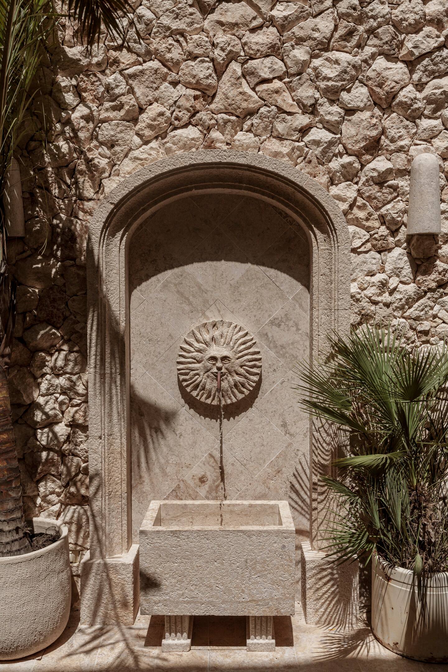 fontaine sur mur de pierres fontaine sur mur de pierres