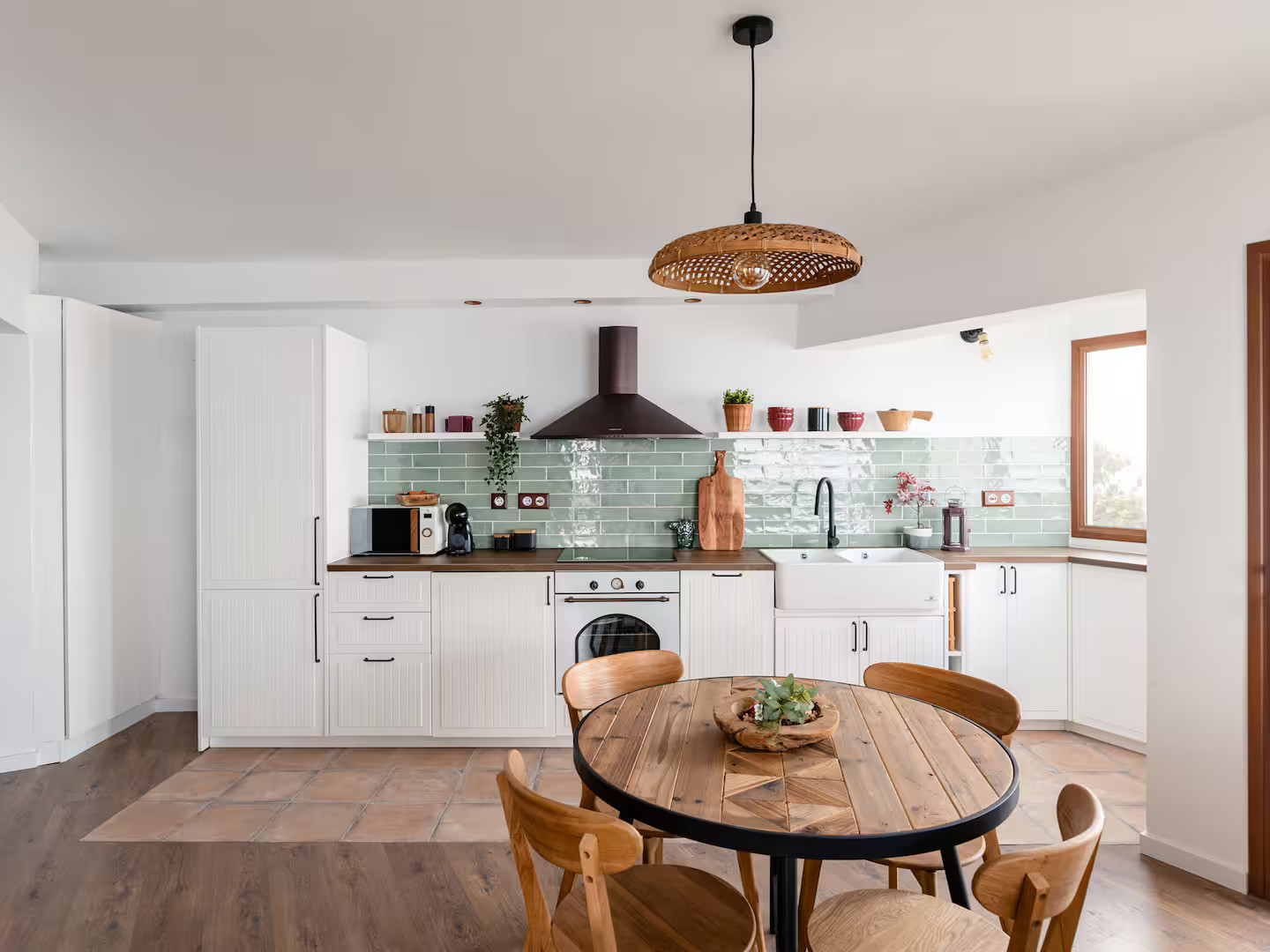 cuisine blanche carrelage vert appartement vue mer et montagne Laurel Retreat cuisine blanche carrelage vert appartement vue mer et montagne Laurel Retreat