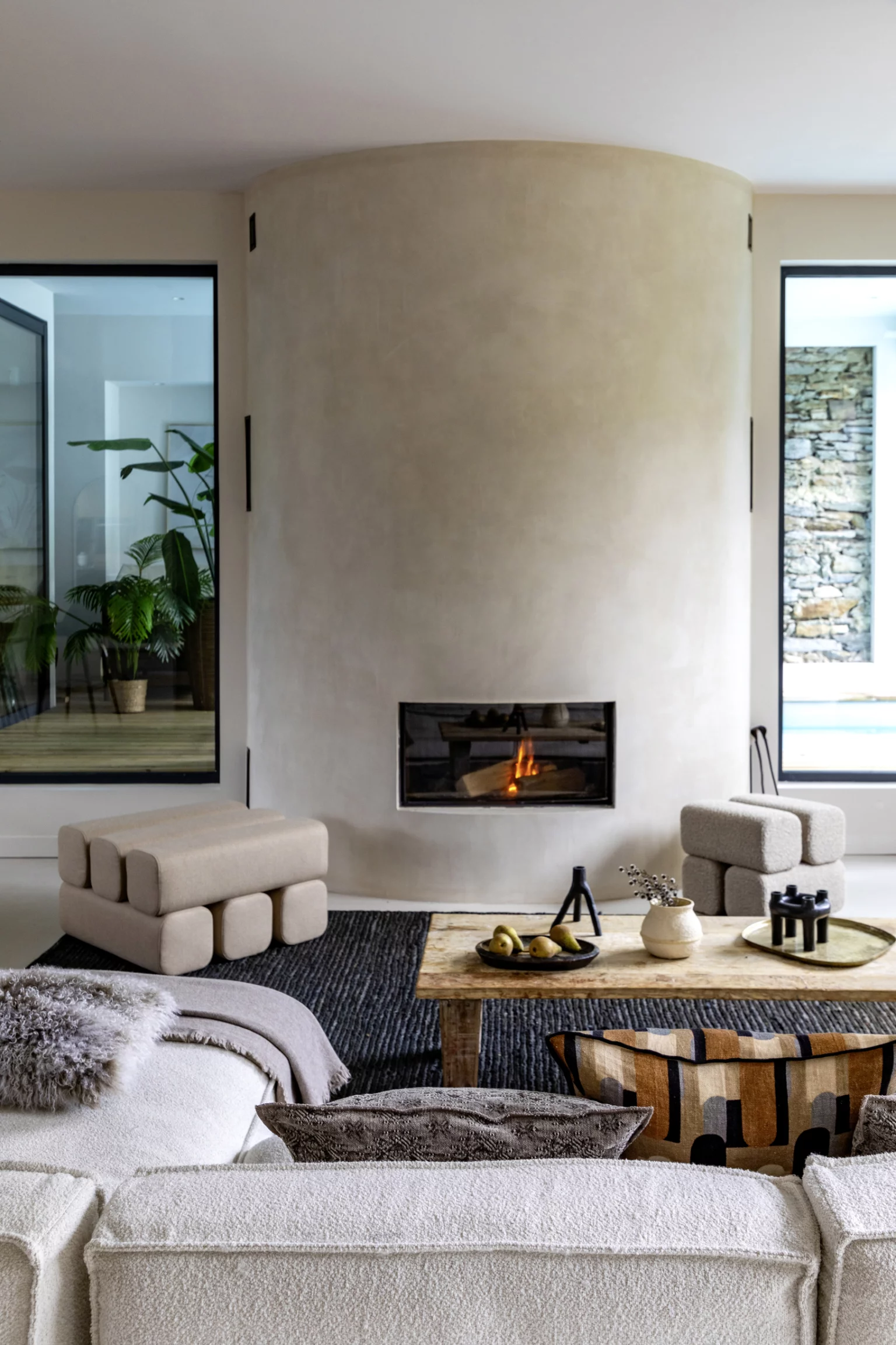 salon avec cheminée originale en béton décoration contemporaine
