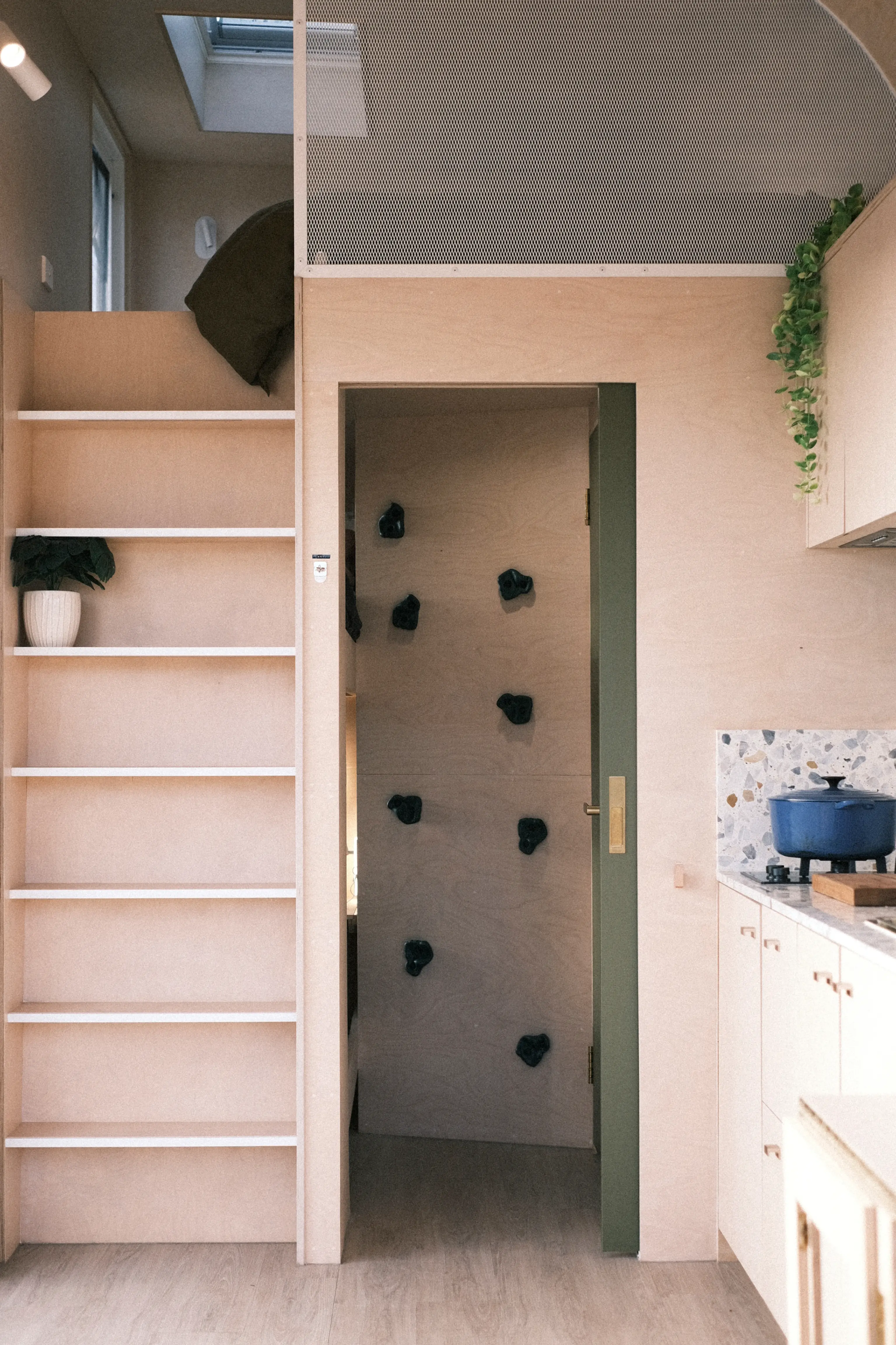 intérieur petite maison 20m2 avec terrasse bois Base Cabin intérieur petite maison 20m2 avec terrasse bois Base Cabin