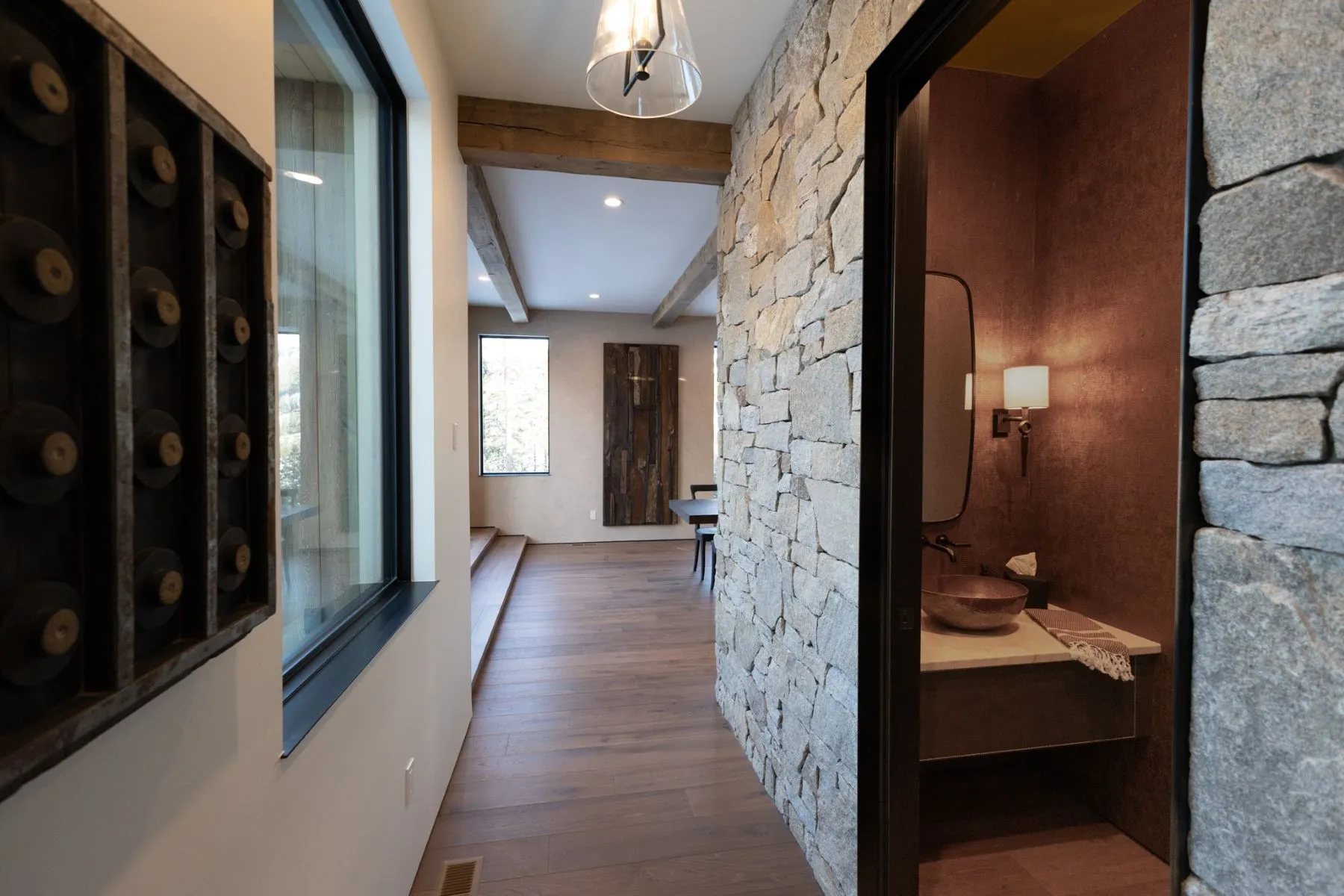 couloir avec mur de pierres couloir avec mur de pierres
