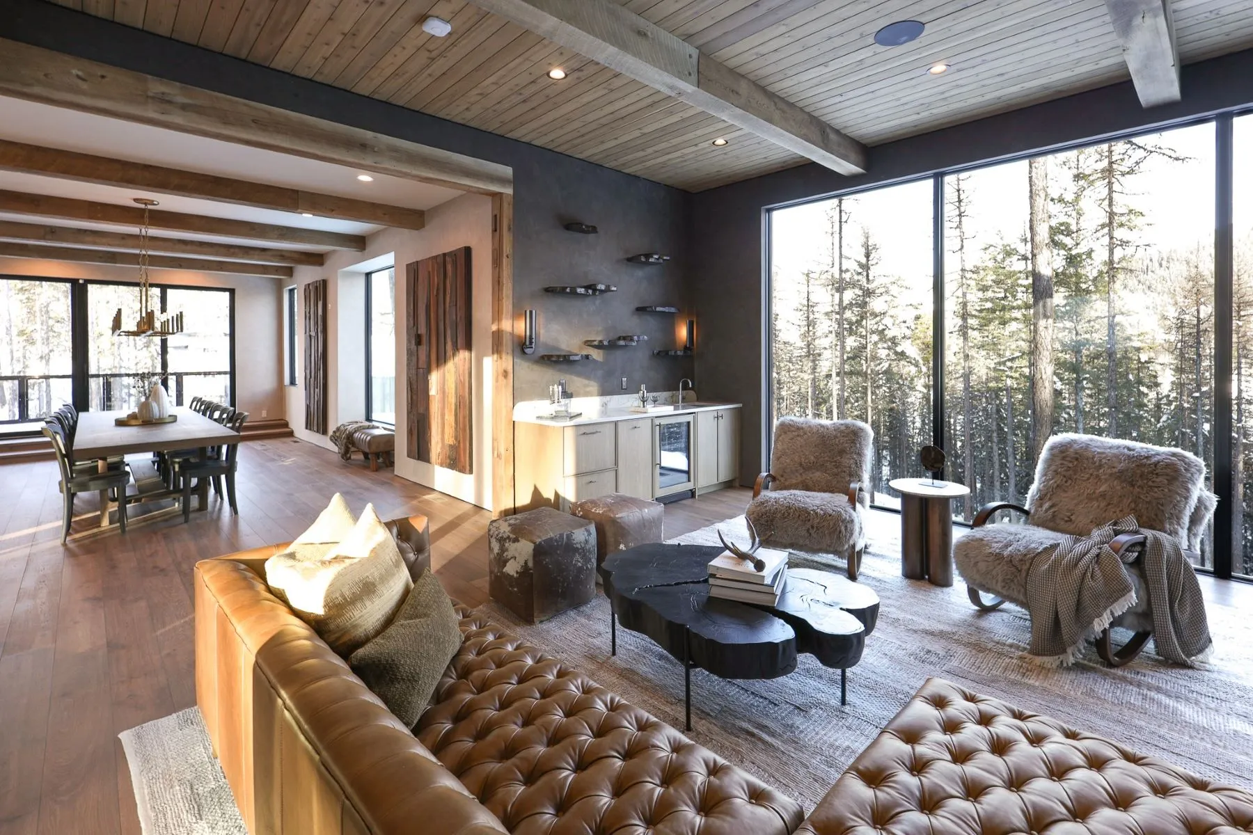 salon et salle à manger chalet avec baies vitrées et paysage de montagne salon et salle à manger chalet avec baies vitrées et paysage de montagne