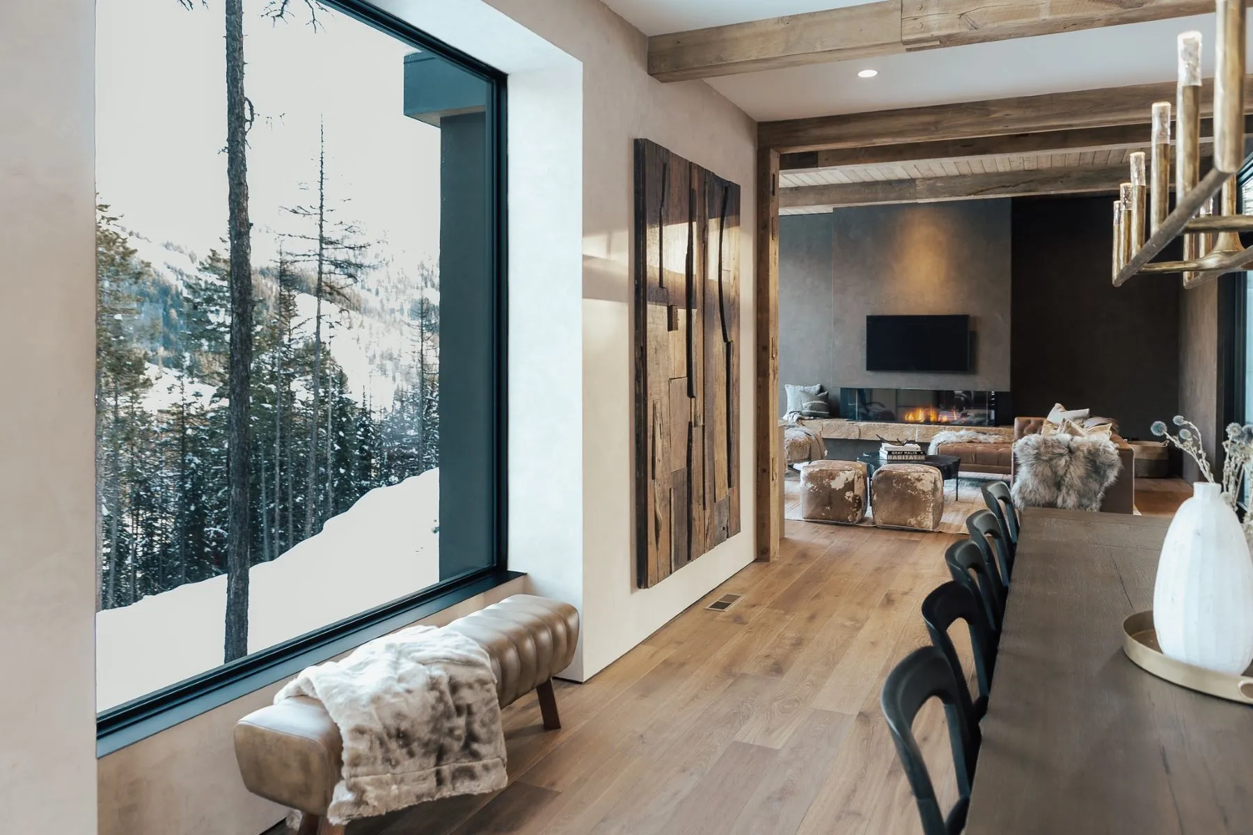 salon et salle à manger chalet avec baies vitrées et paysage de montagne salon et salle à manger chalet avec baies vitrées et paysage de montagne