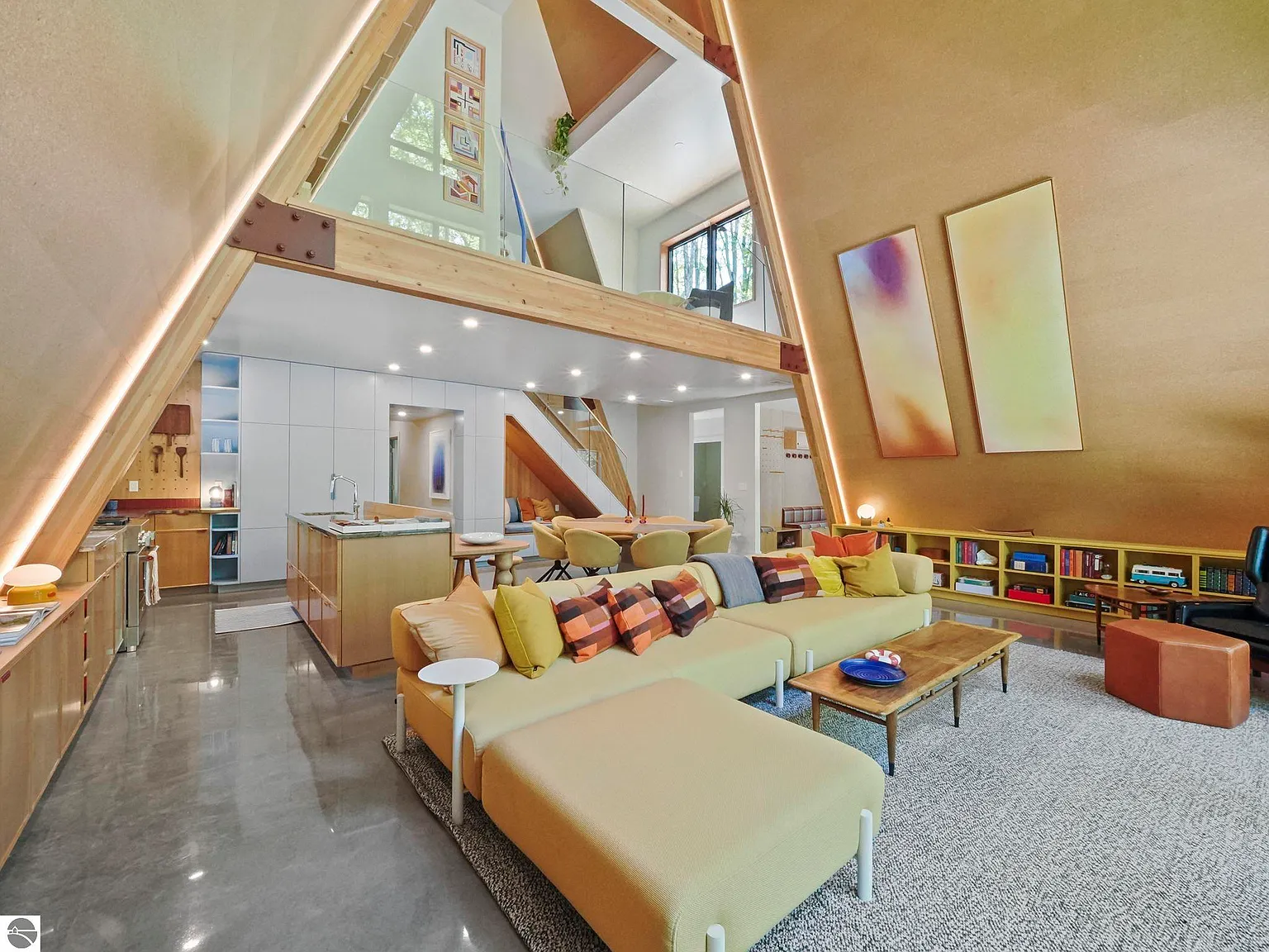 salon double hauteur maison A-Frame moderne décoration colorée mid-century